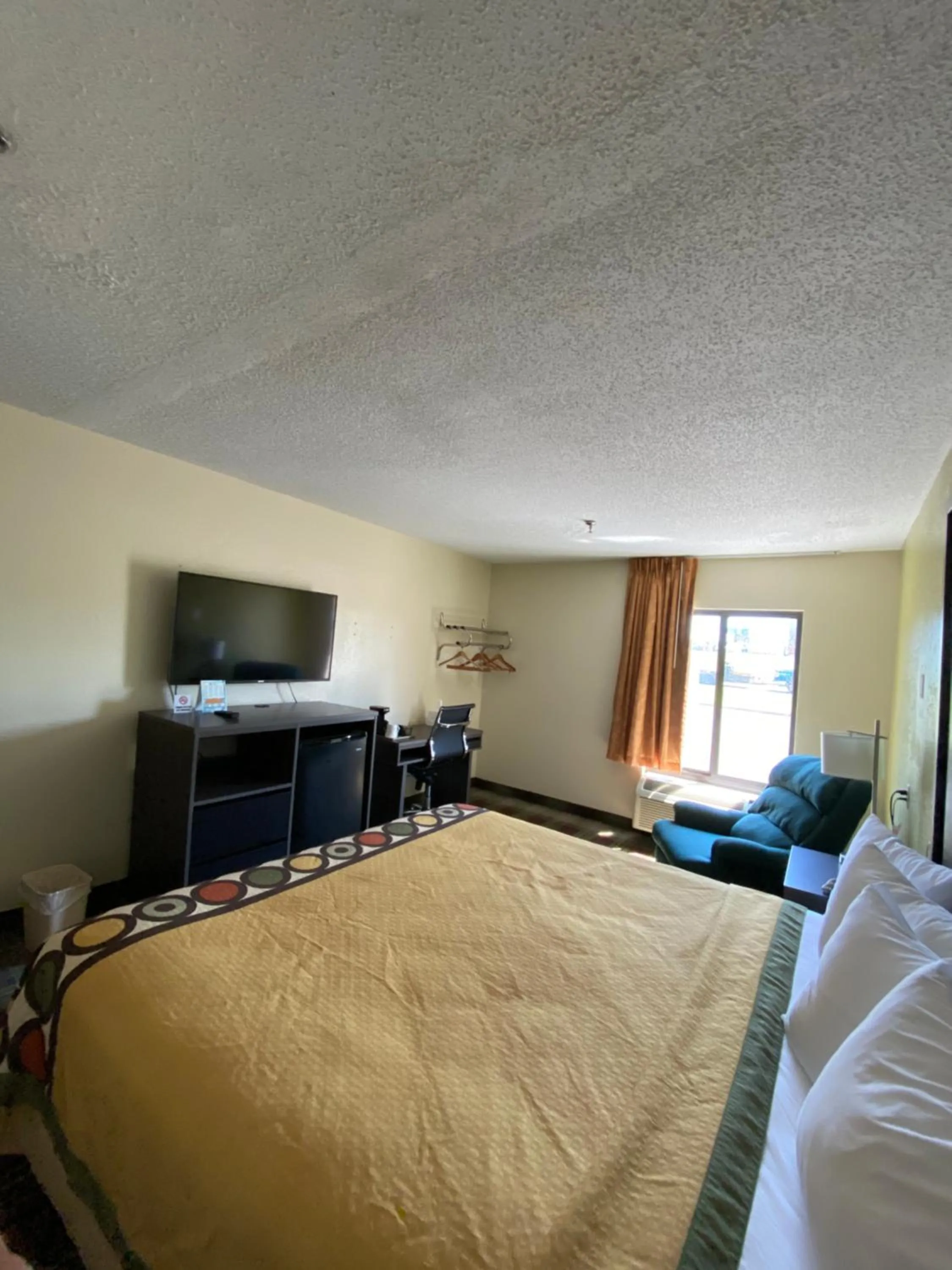 Bed in Super 8 by Wyndham Metropolis