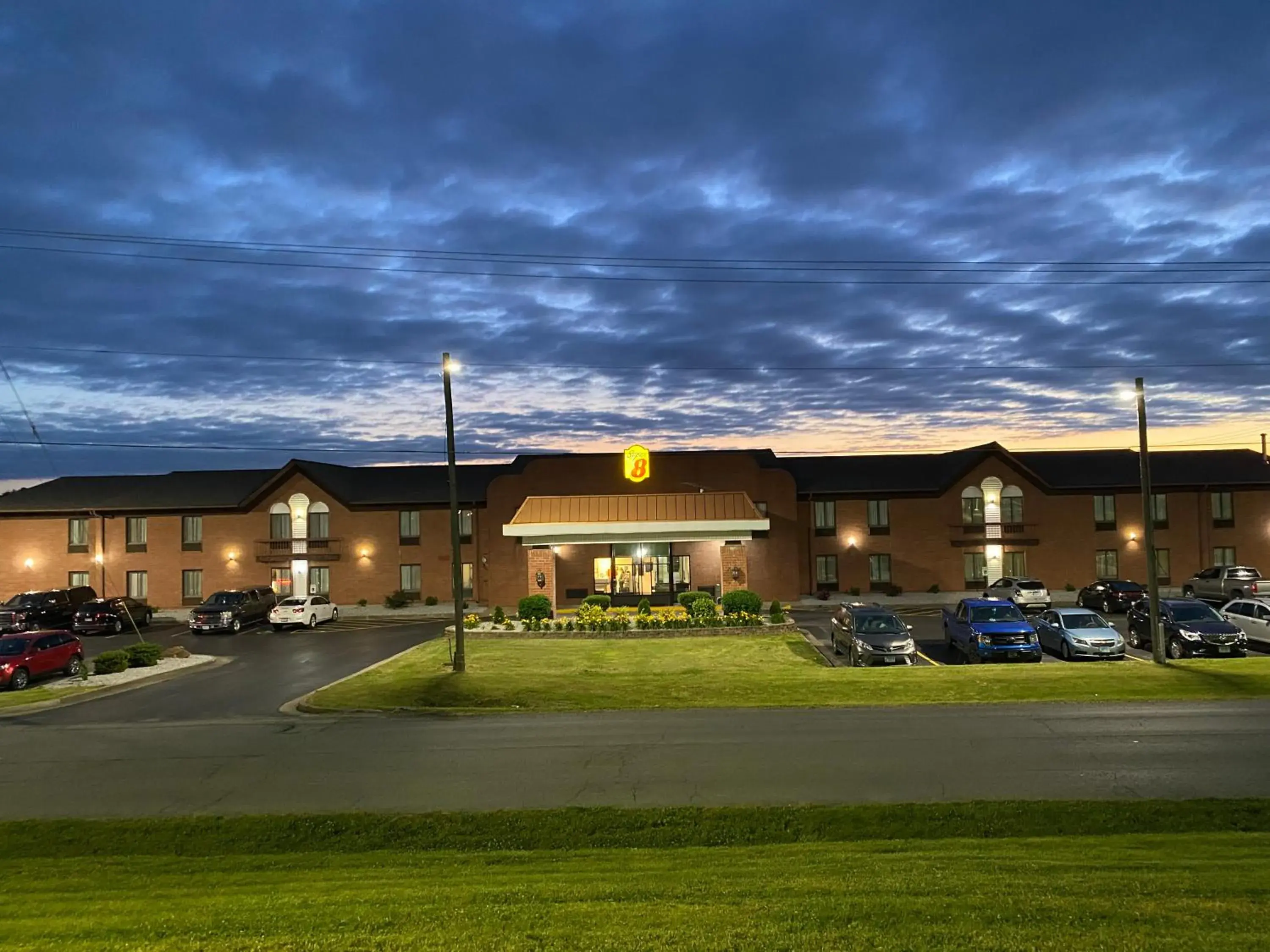 Property building in Super 8 by Wyndham Metropolis Property building in Super 8 by Wyndham Metropolis