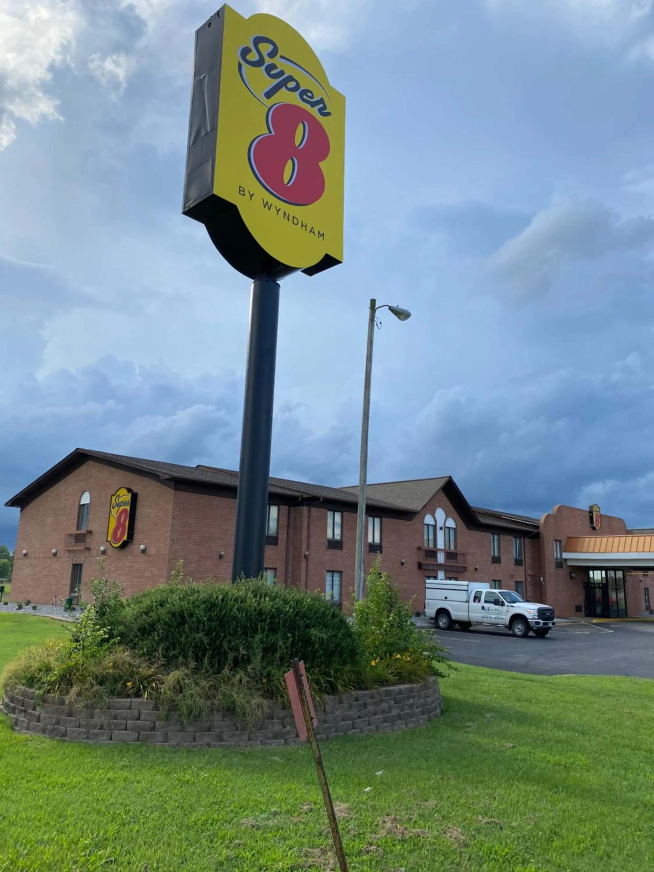 Super 8 by Wyndham Metropolis