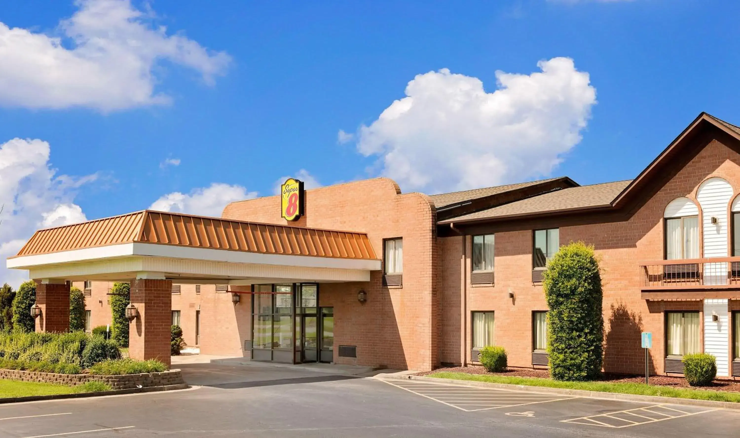 Property building in Super 8 by Wyndham Metropolis Property building in Super 8 by Wyndham Metropolis