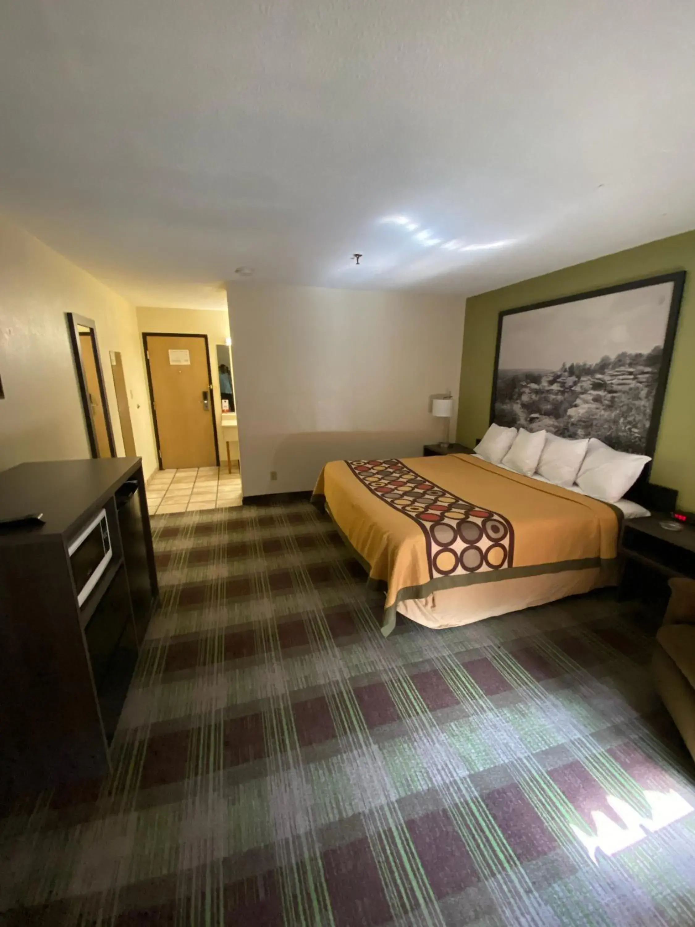 Superior King Room - Smoking in Super 8 by Wyndham Metropolis Superior King Room - Smoking in Super 8 by Wyndham Metropolis