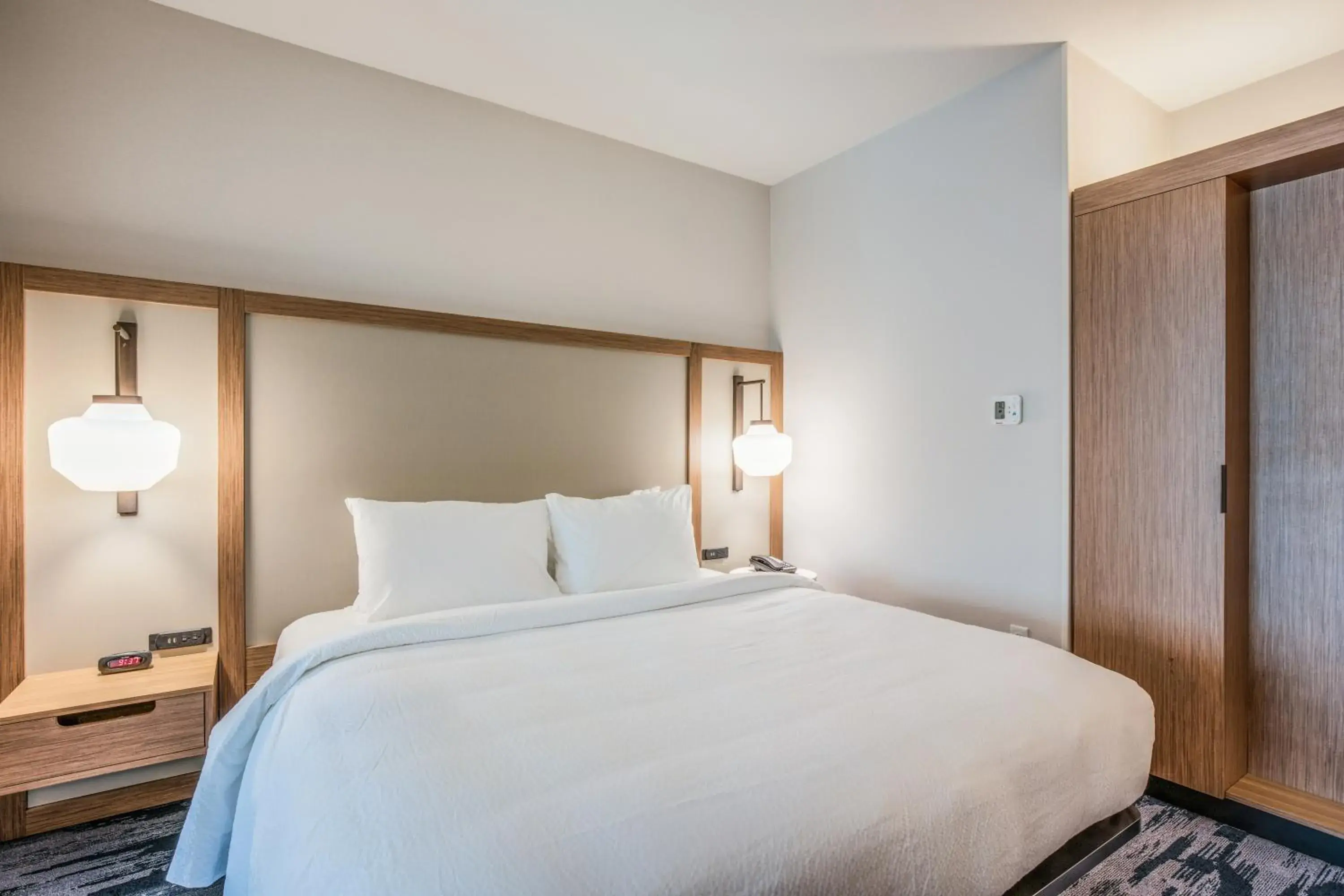 Bed in Holiday Inn Express & Suites Platteville by IHG Bed in Holiday Inn Express & Suites Platteville by IHG