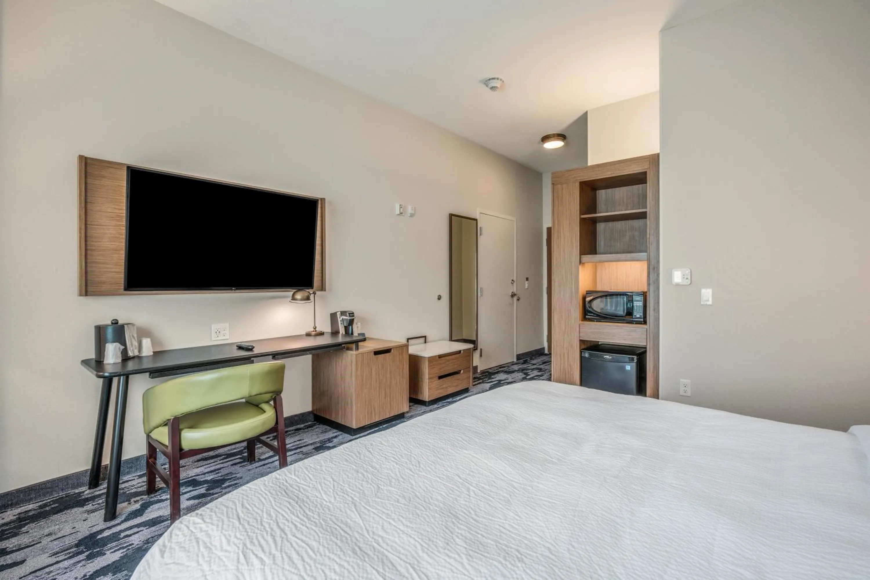 Bed in Holiday Inn Express & Suites Platteville by IHG