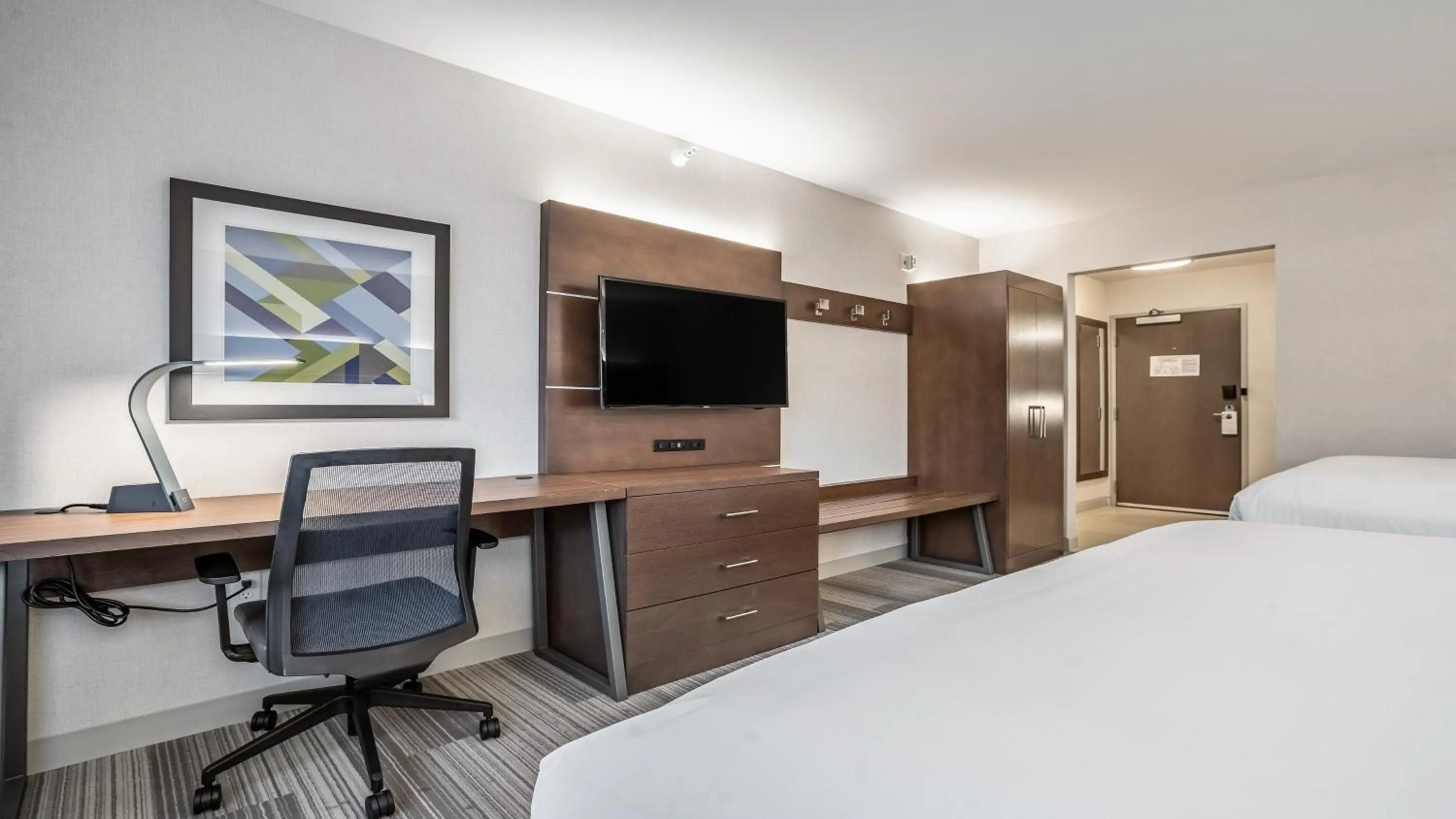 Photo of the whole room, Bed in Holiday Inn Express & Suites Platteville by IHG