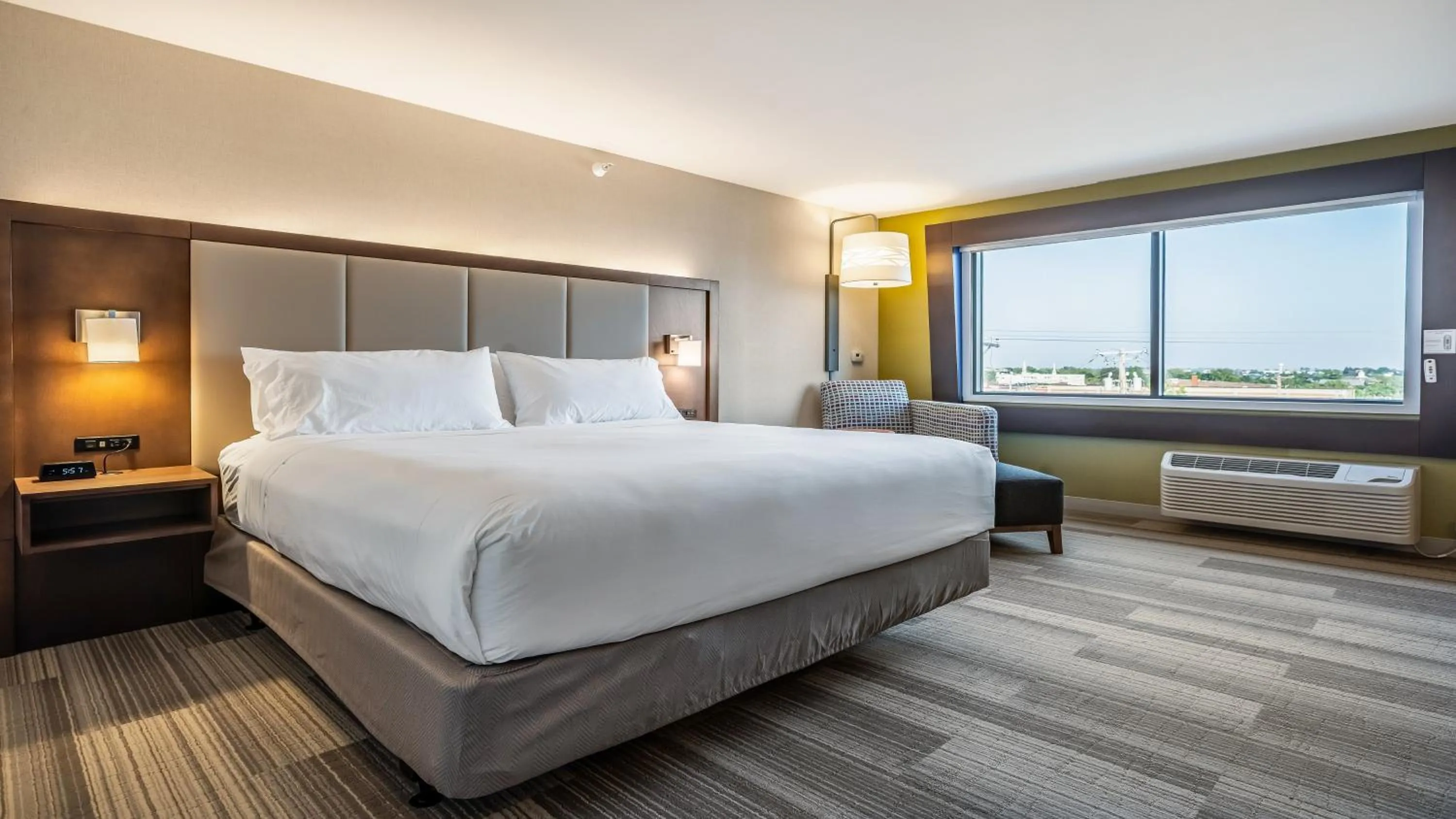 Photo of the whole room, Bed in Holiday Inn Express & Suites Platteville by IHG