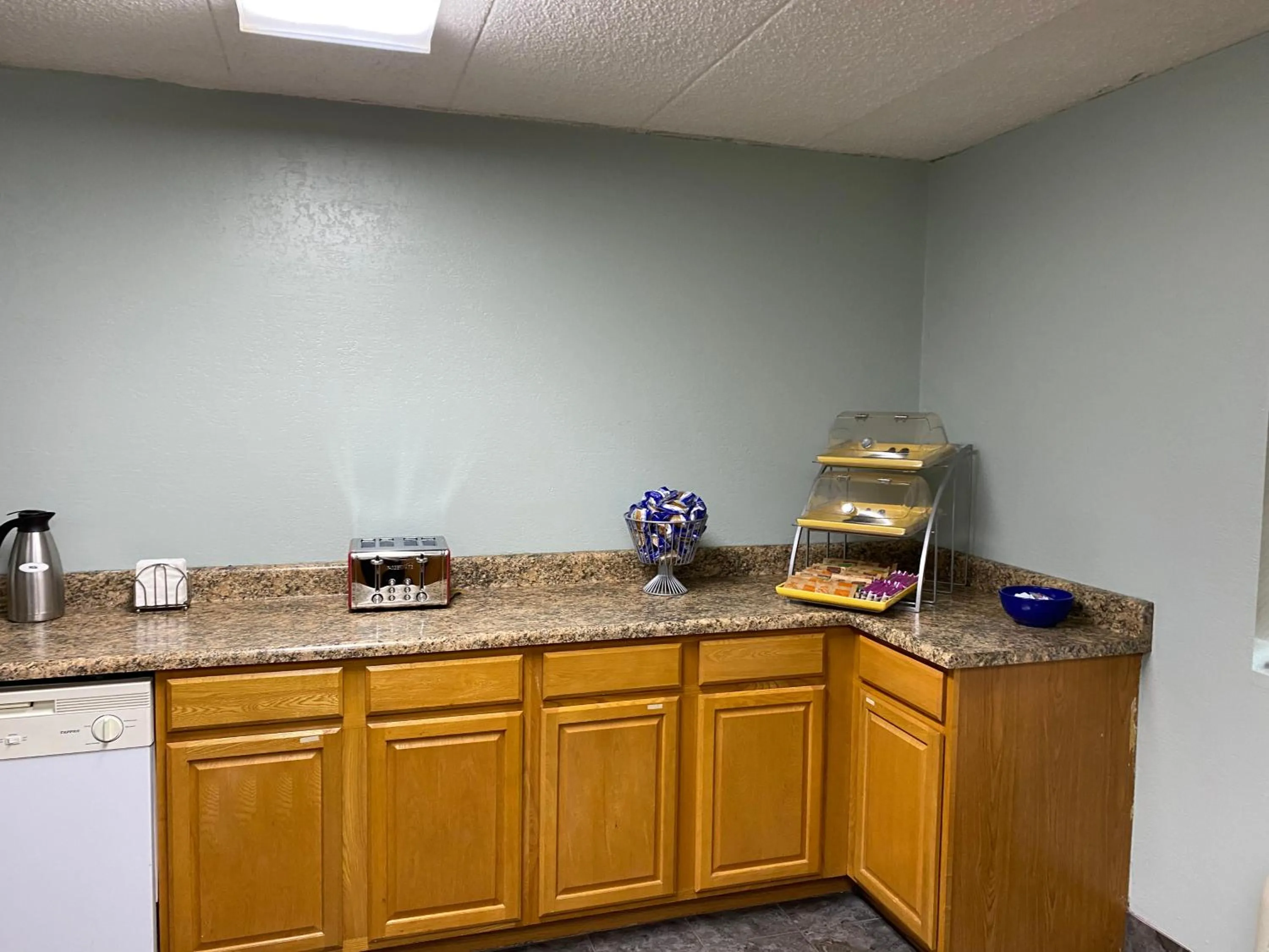 Kitchen or kitchenette in Days Inn & Suites by Wyndham Springfield on I-44