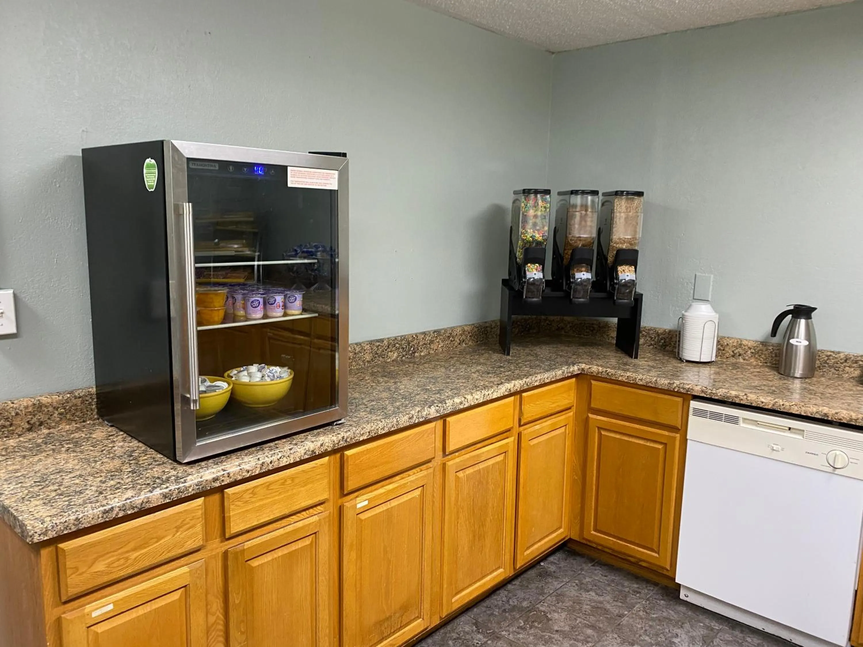 Kitchen or kitchenette in Days Inn & Suites by Wyndham Springfield on I-44