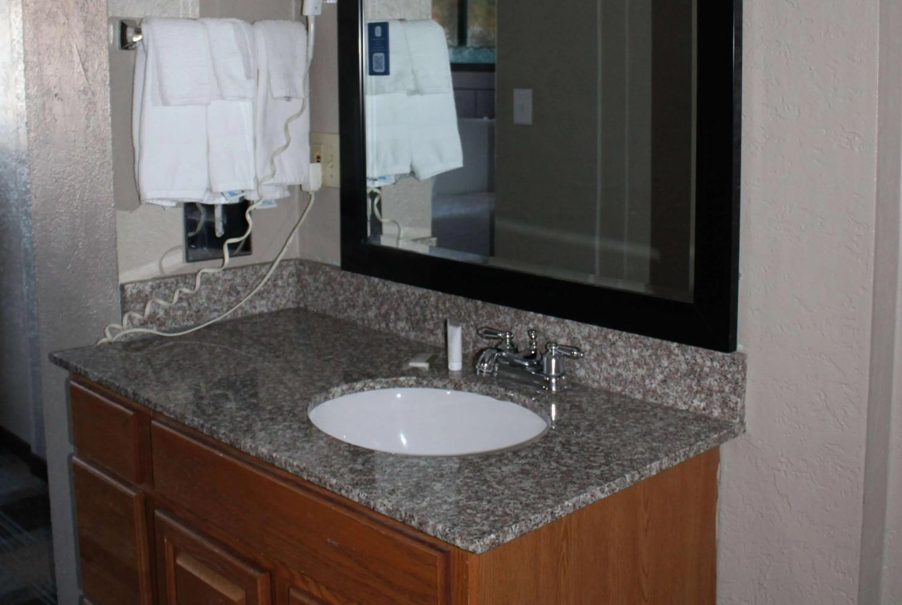 TV and multimedia in Days Inn & Suites by Wyndham Springfield on I-44