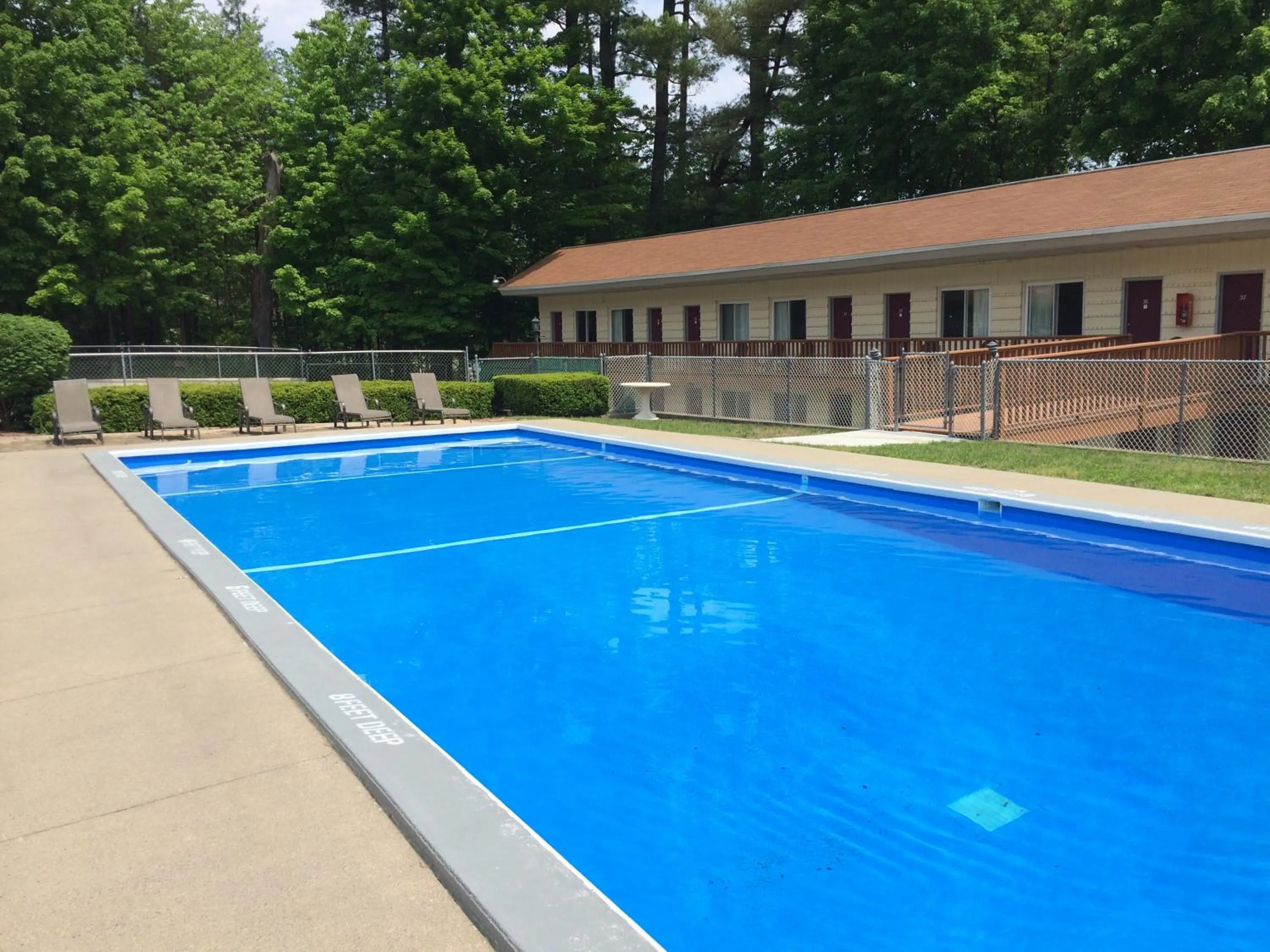 Swimming pool in Motel Montreal