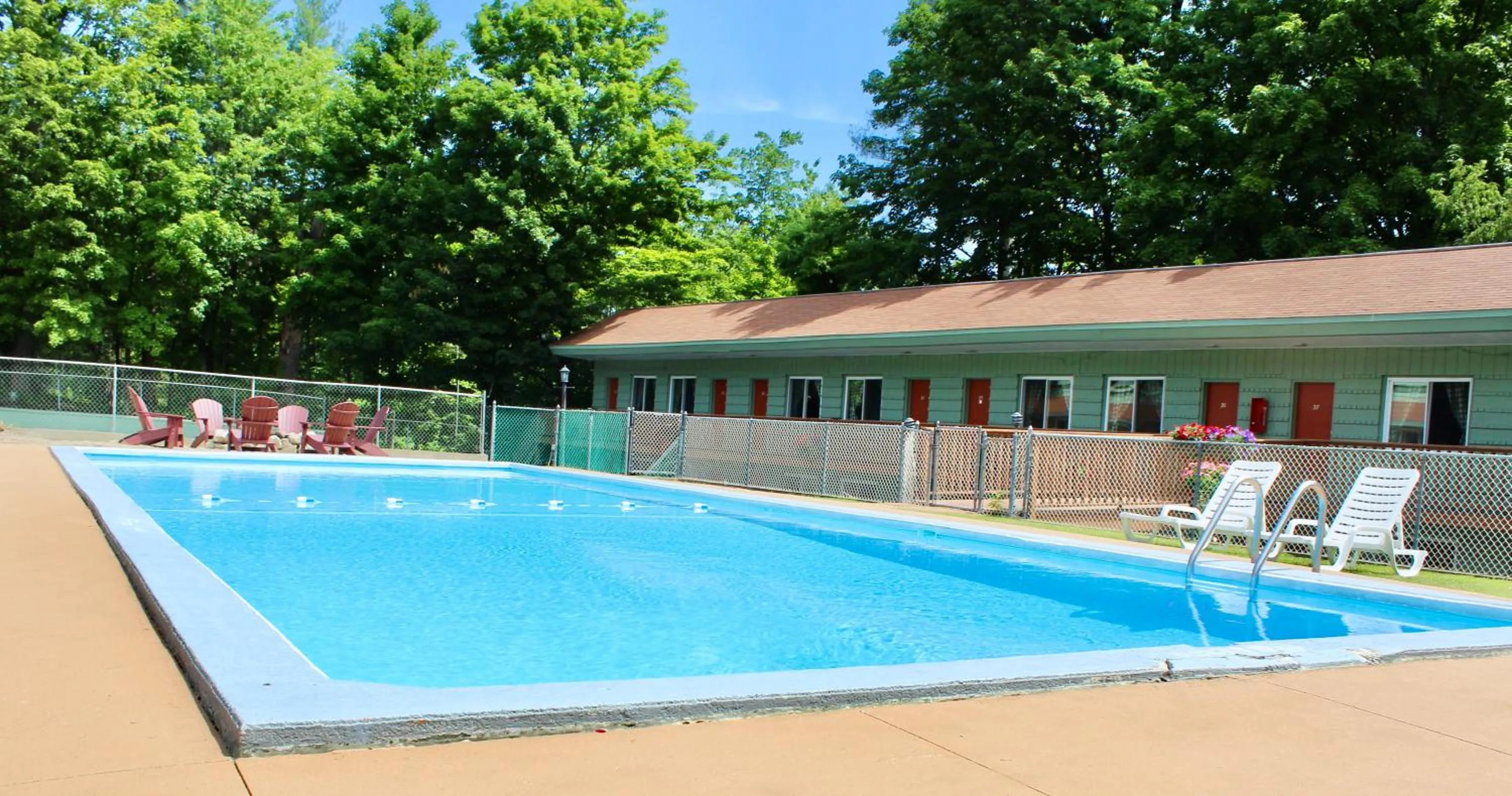 Swimming pool in Motel Montreal