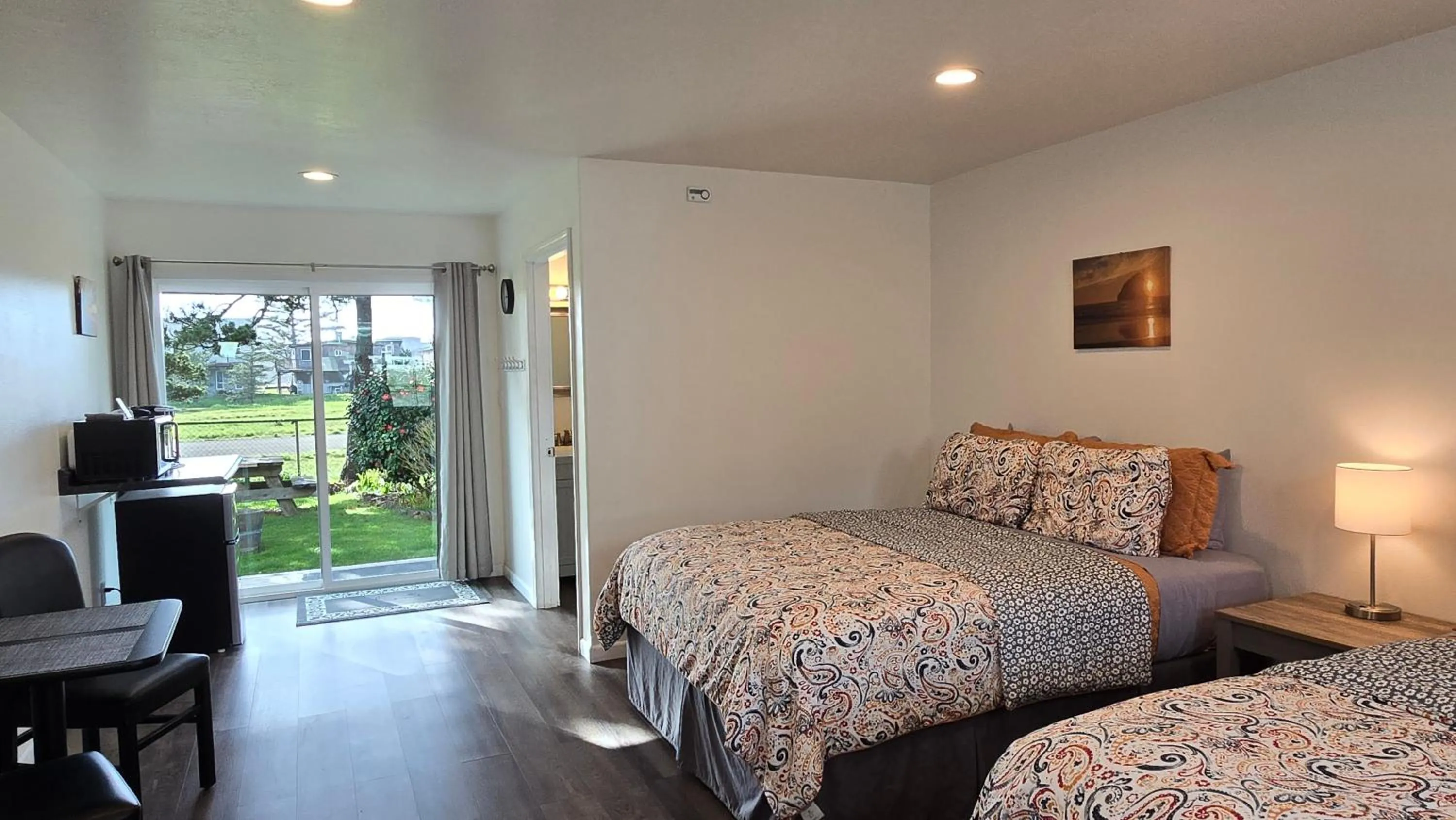 Bed in Pacific City Inn