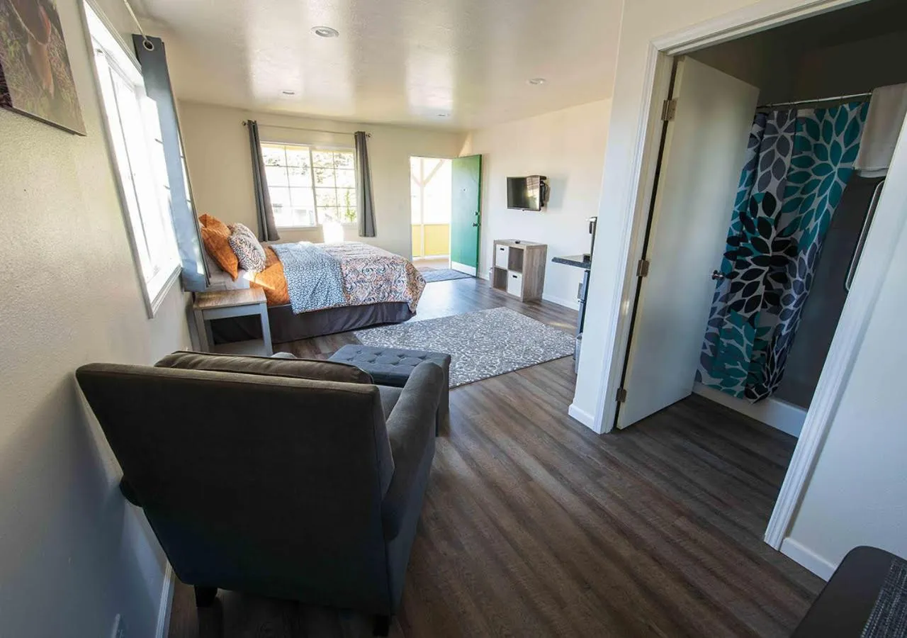 Photo of the whole room, Bed in Pacific City Inn