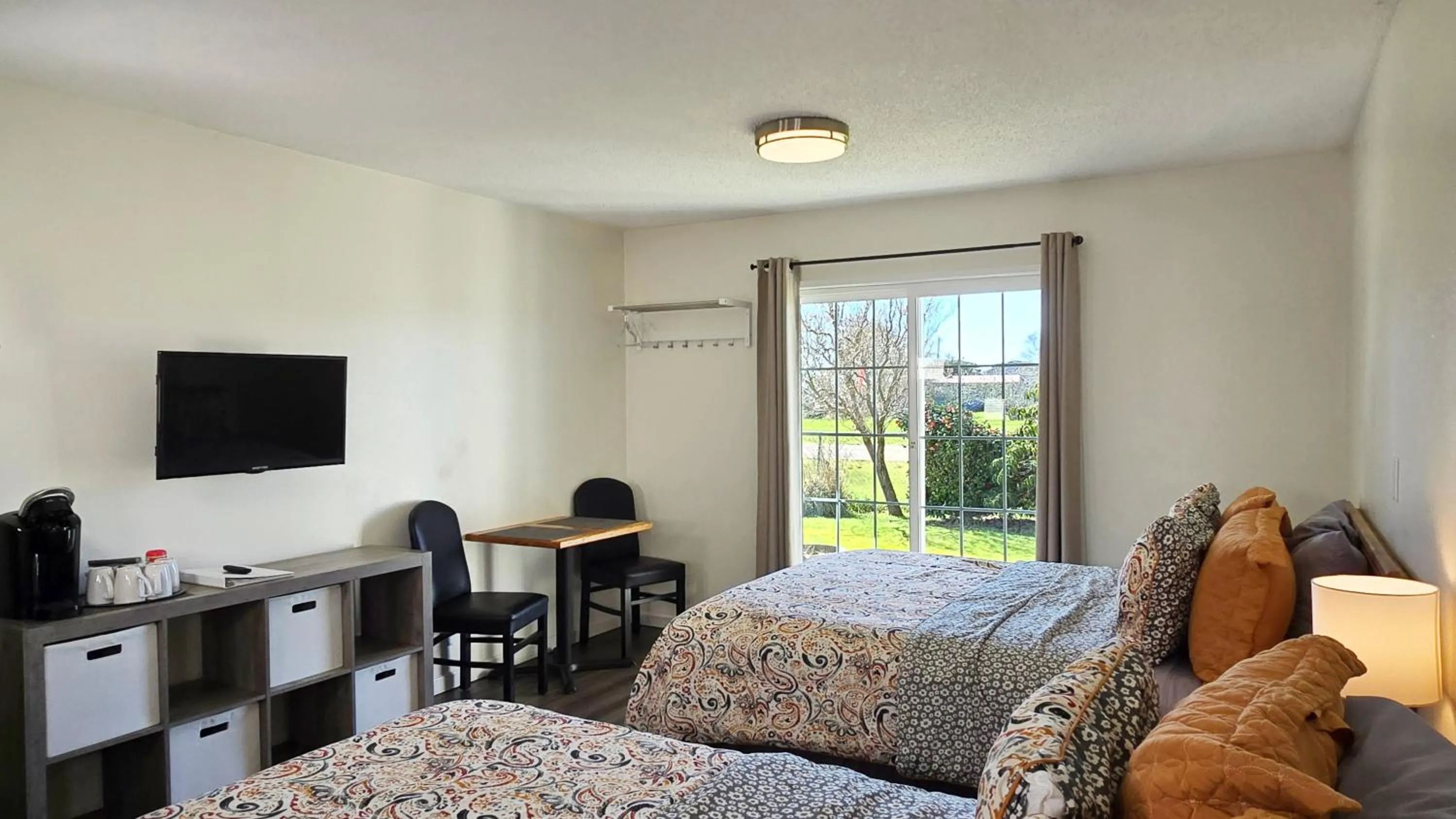 Bed in Pacific City Inn