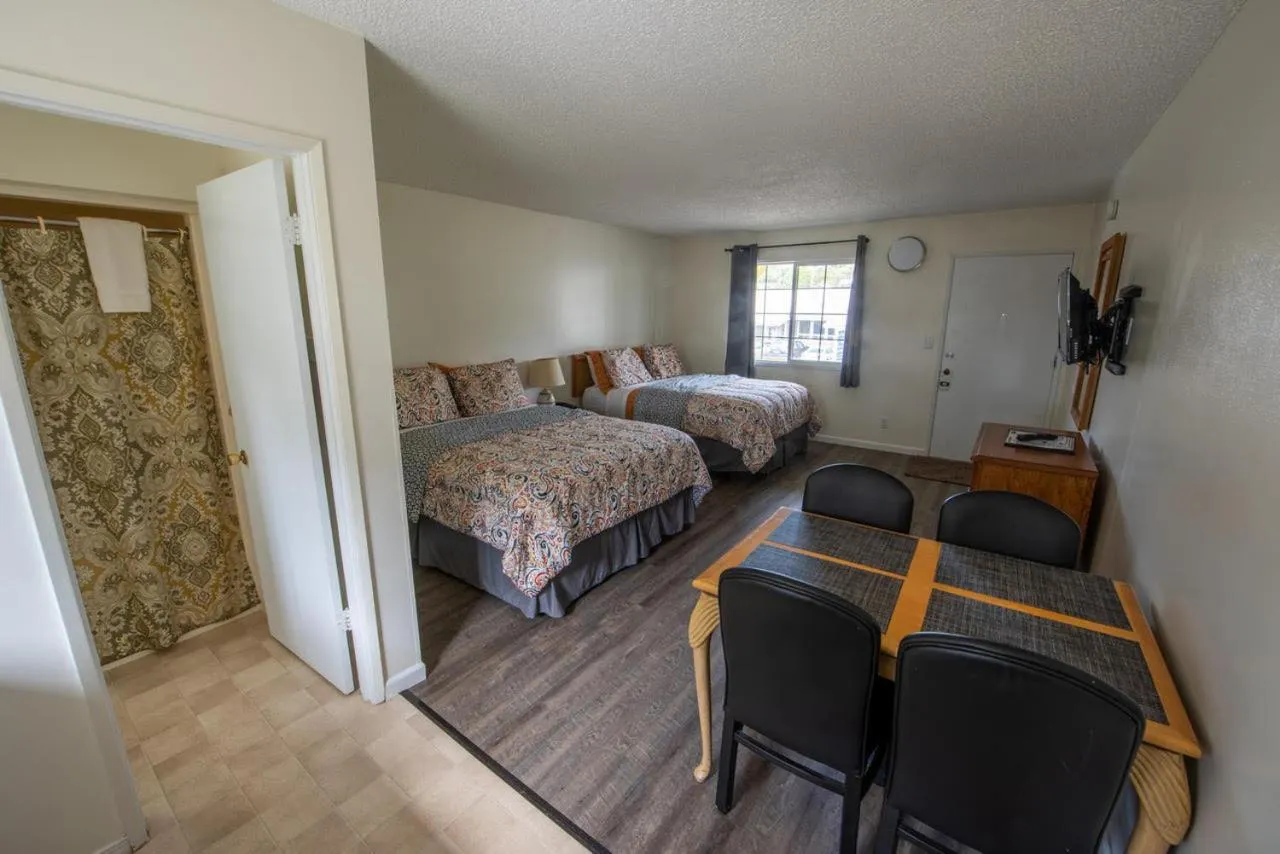 Bathroom, Bed in Pacific City Inn