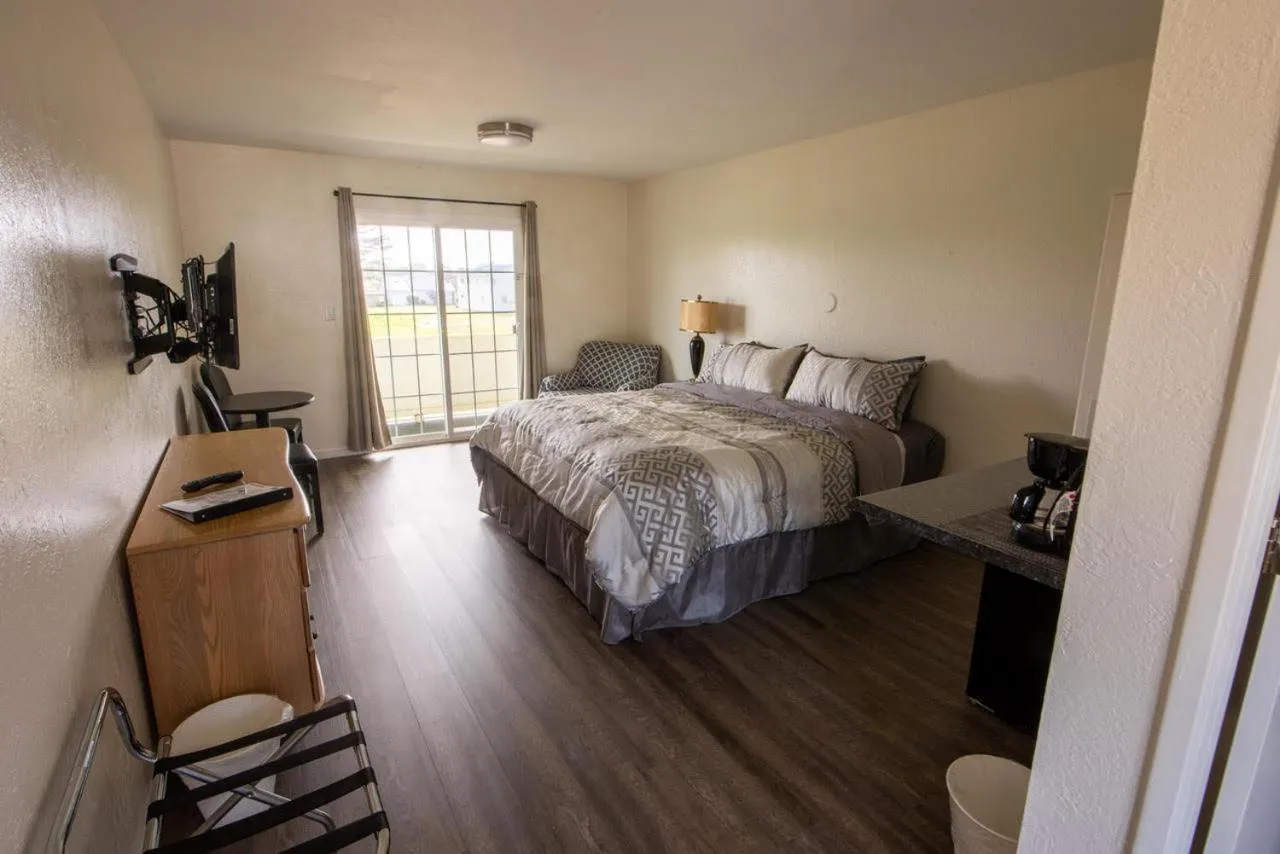Balcony/Terrace, Bed in Pacific City Inn