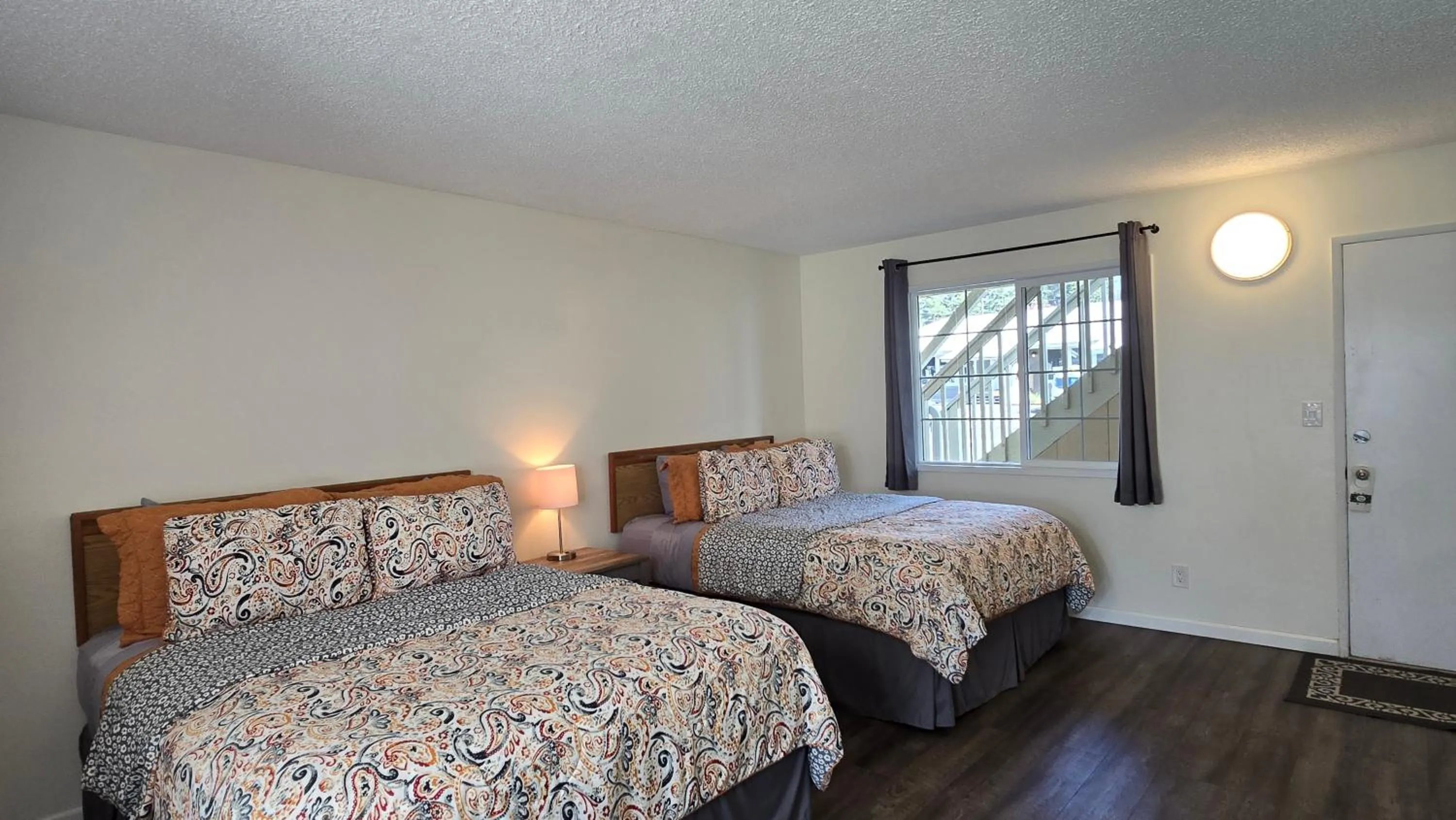 Bed in Pacific City Inn