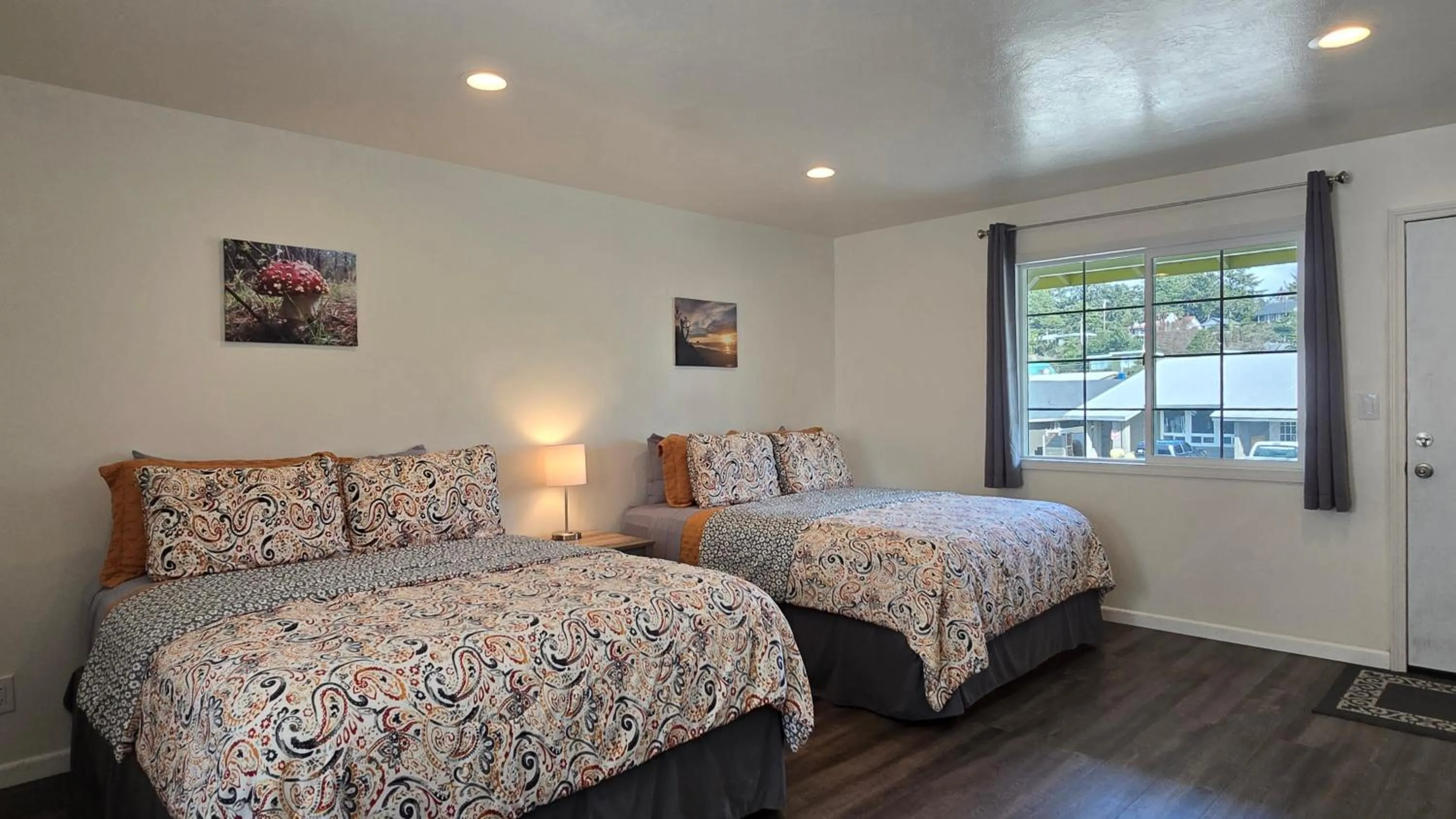 Bed in Pacific City Inn