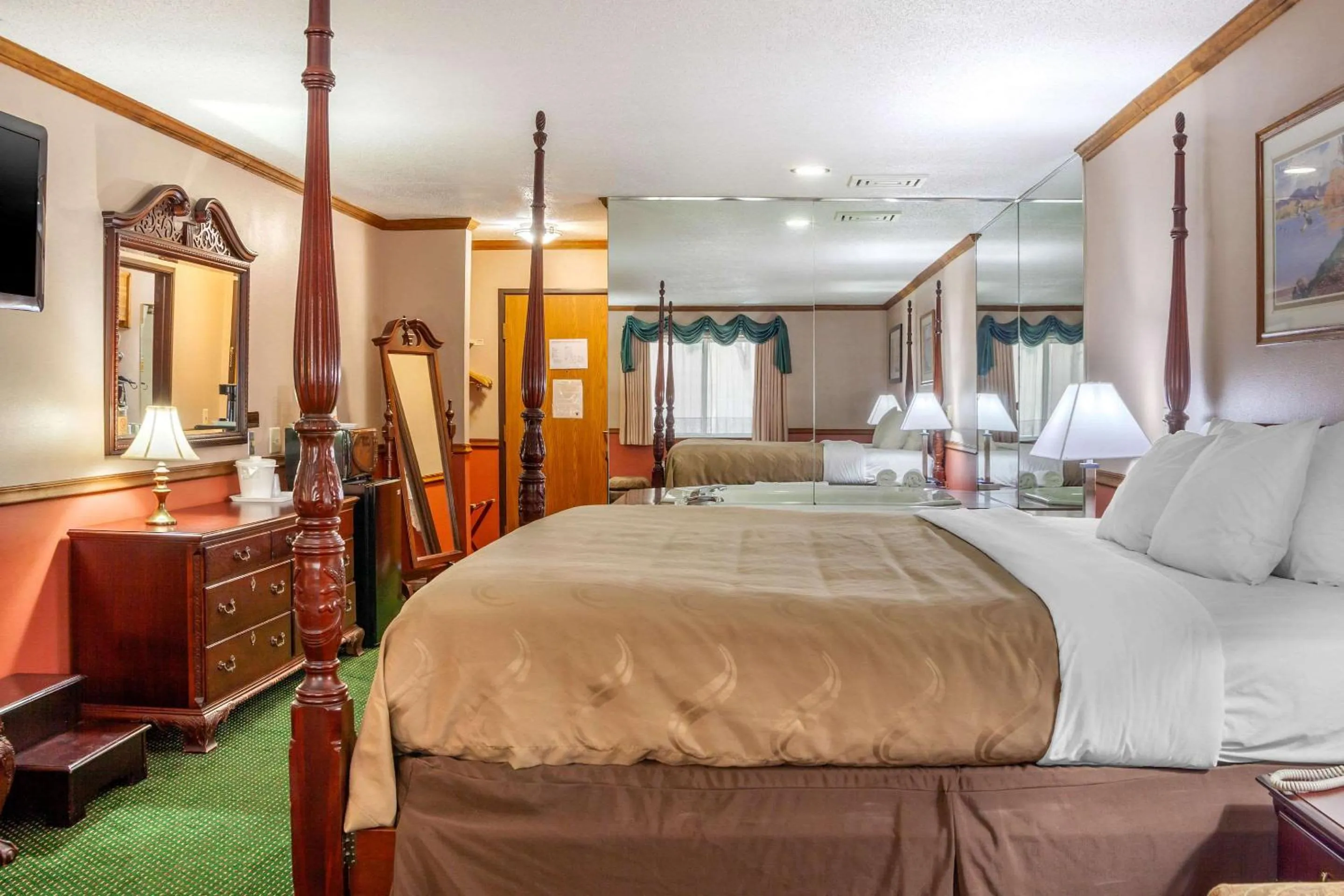 Photo of the whole room, Bed in Quality Inn & Suites Prairie Du Chien