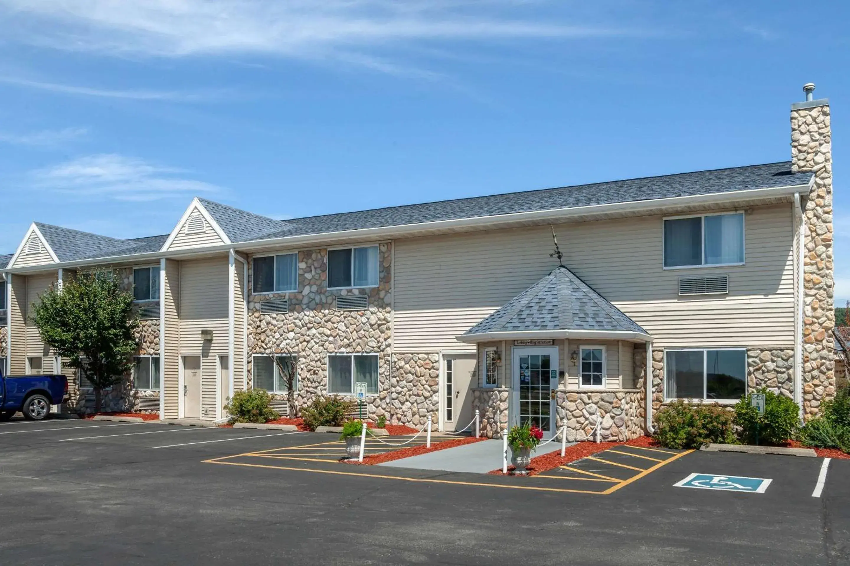Property building in Quality Inn & Suites Prairie Du Chien Property building in Quality Inn & Suites Prairie Du Chien