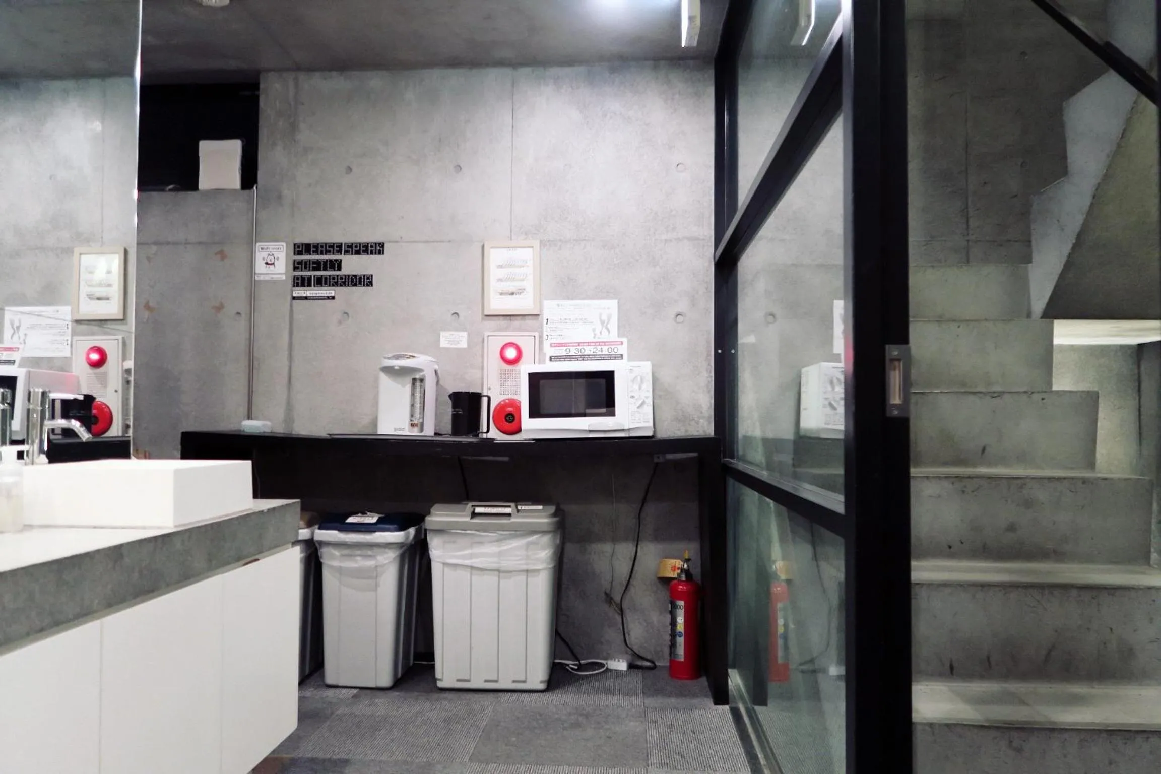 Area and facilities in Kangaroo Hotel