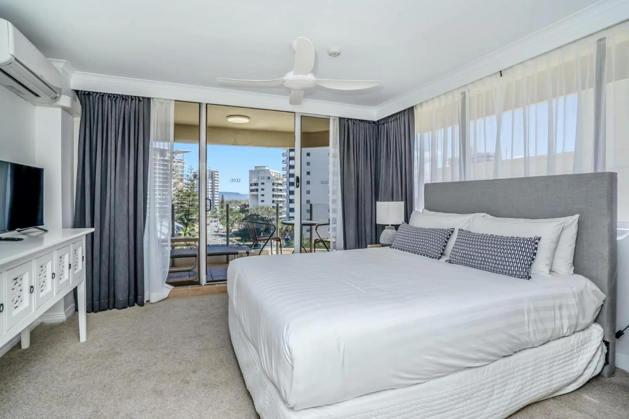 Patio, Bed in Dorchester On The Beach