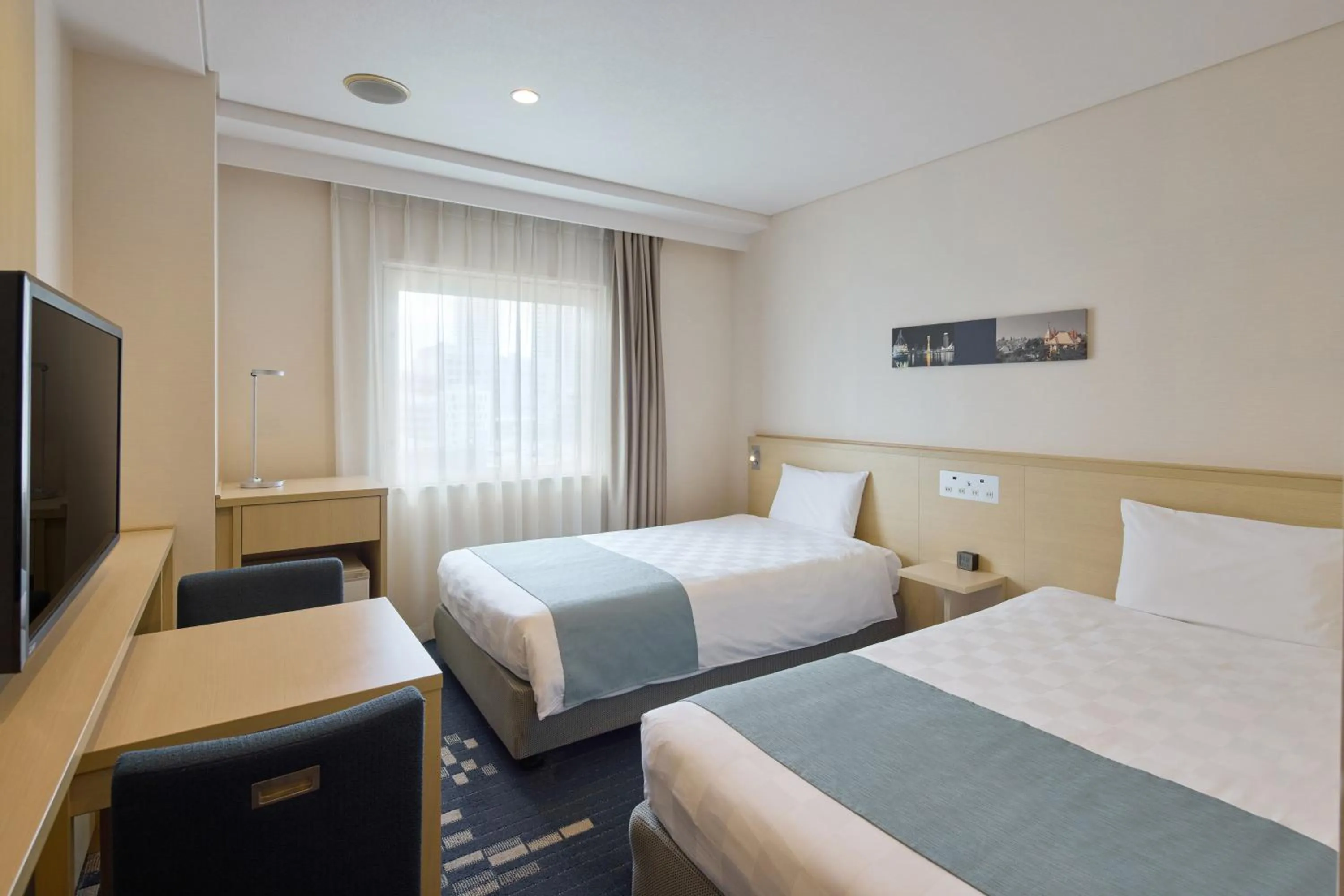 Photo of the whole room, Bed in Kobe Sannomiya Tokyu REI Hotel