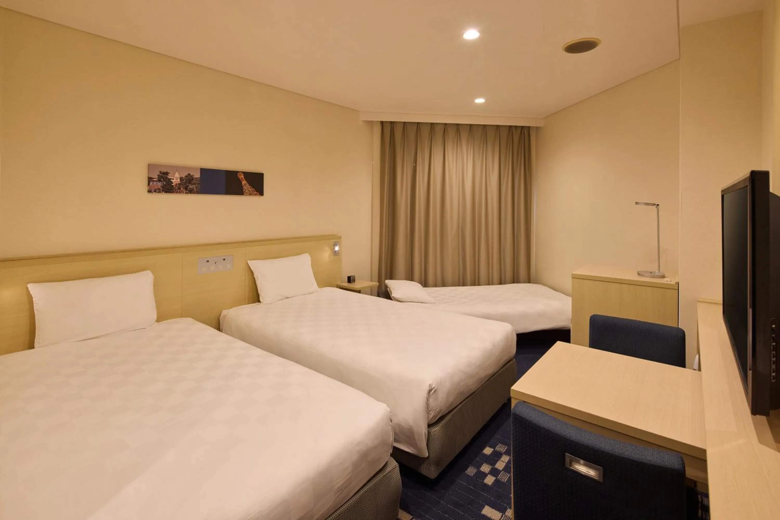 Photo of the whole room, Bed in Kobe Sannomiya Tokyu REI Hotel
