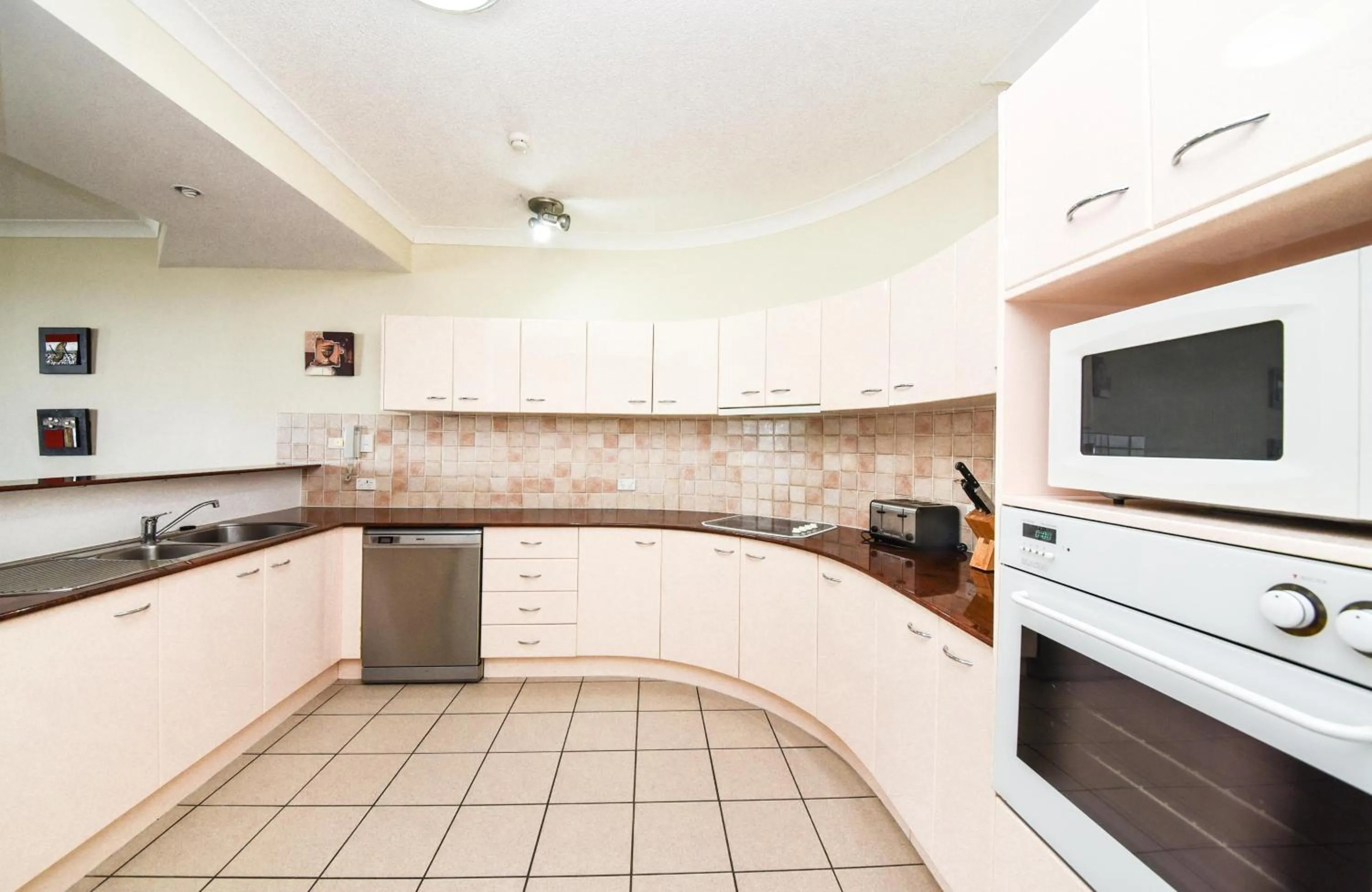 Kitchen or kitchenette in Founda Gardens Apartments