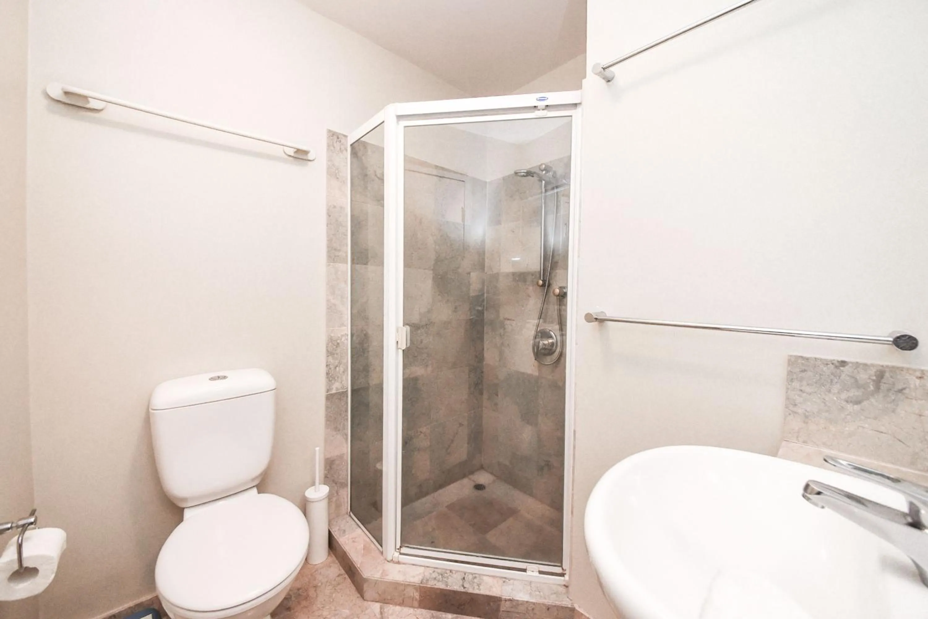 Shower in Founda Gardens Apartments