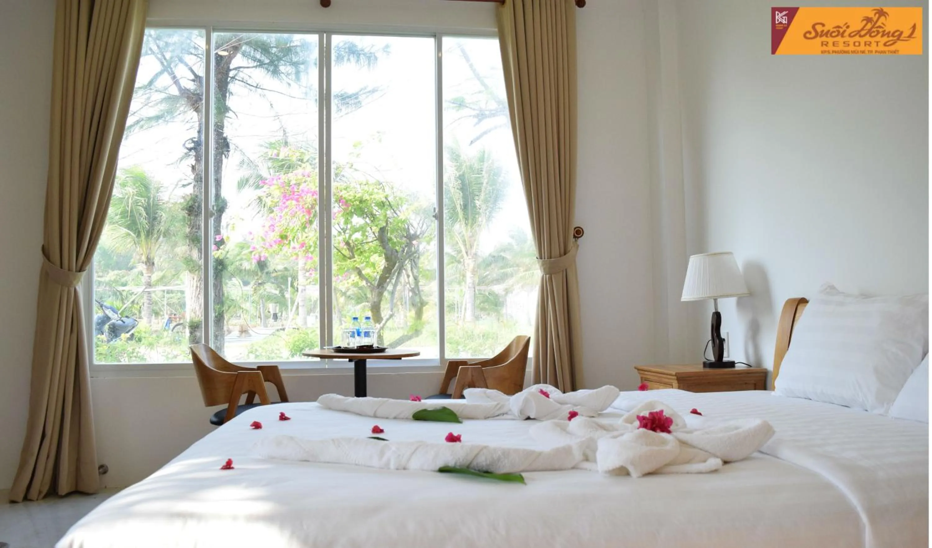 Bed in Suoi Hong Resort