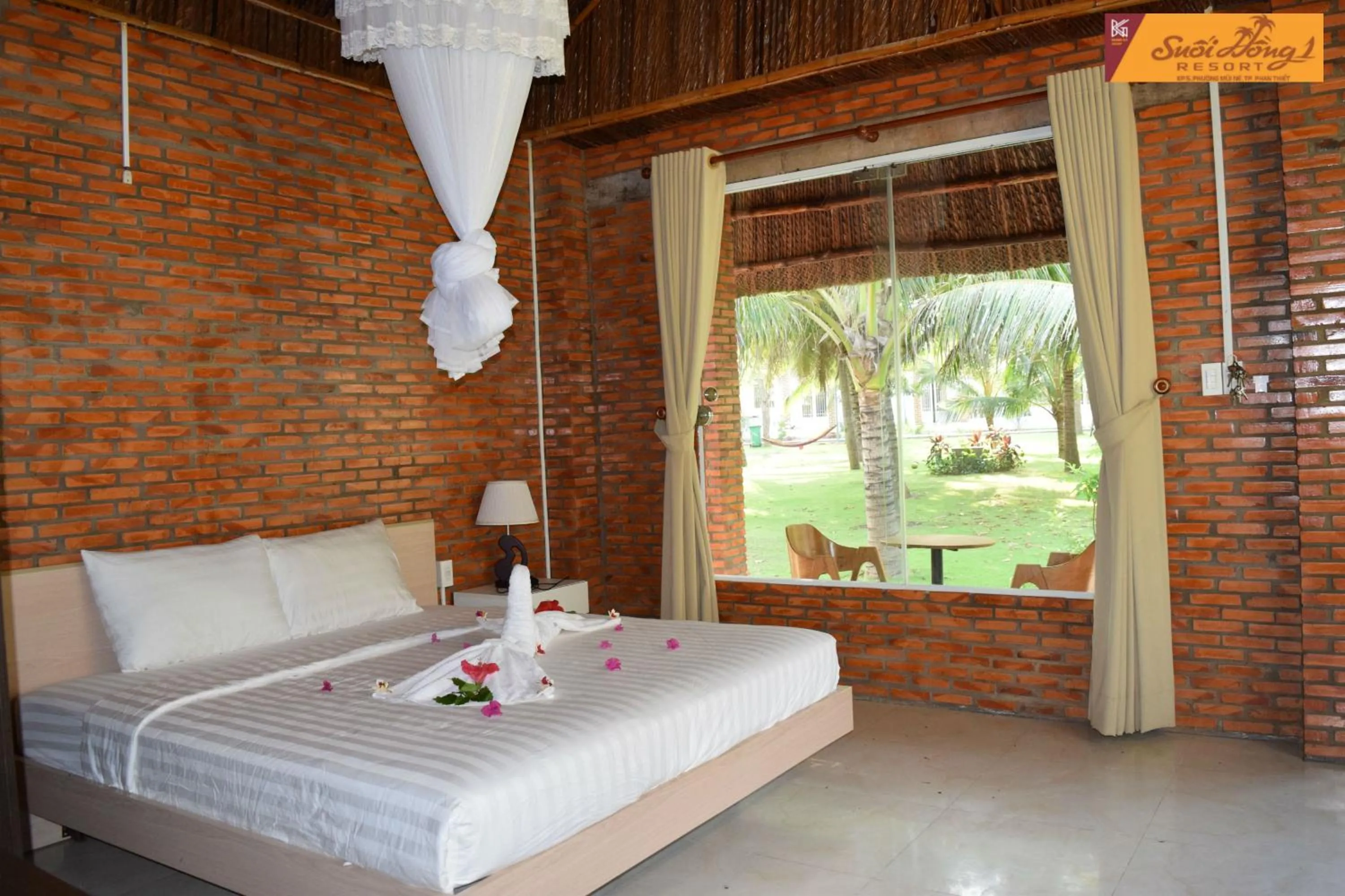 Bed in Suoi Hong Resort