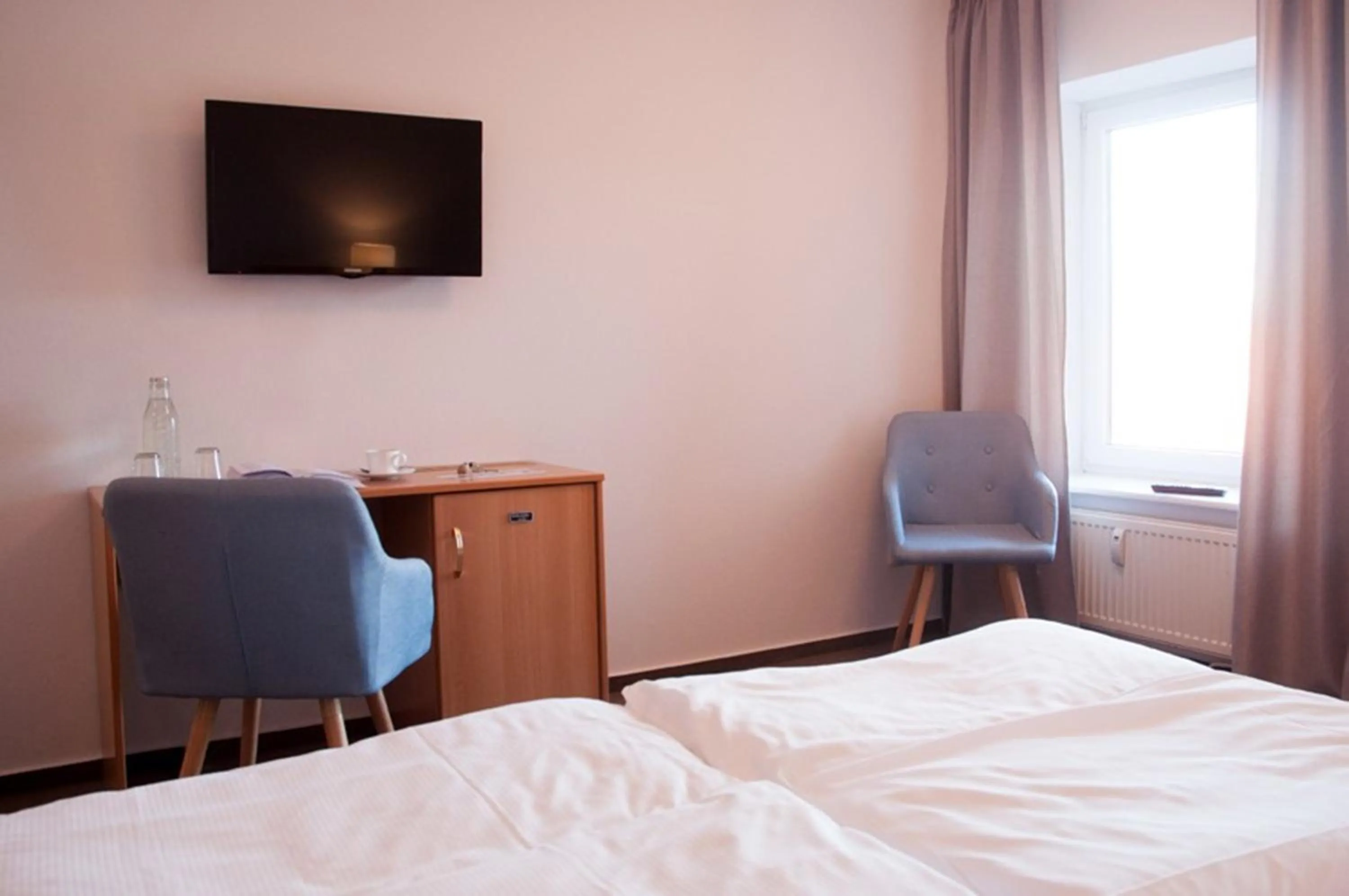 Photo of the whole room, Bed in Angler Hof