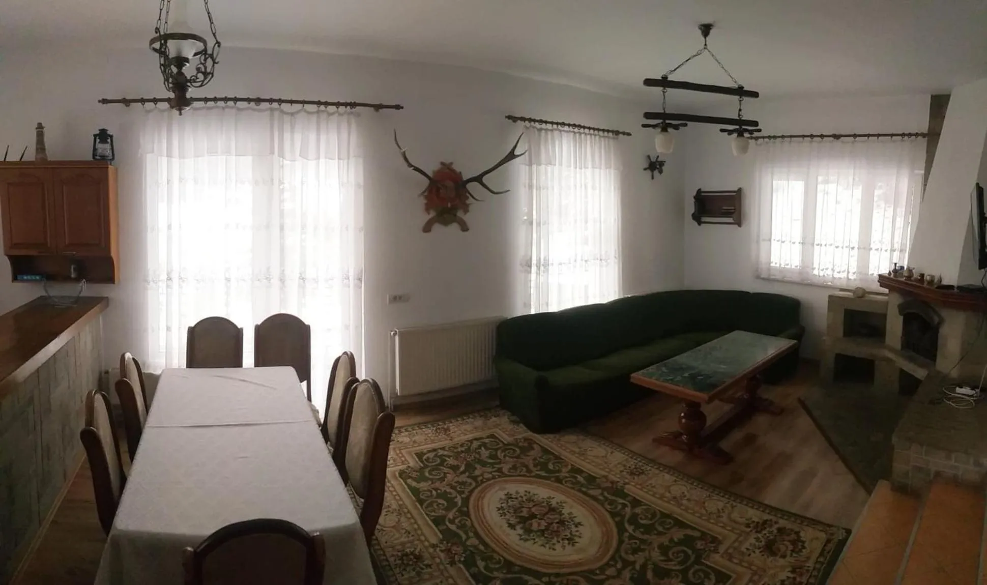 Restaurant/places to eat in Șoaptele pădurii & Căsuța din pădure