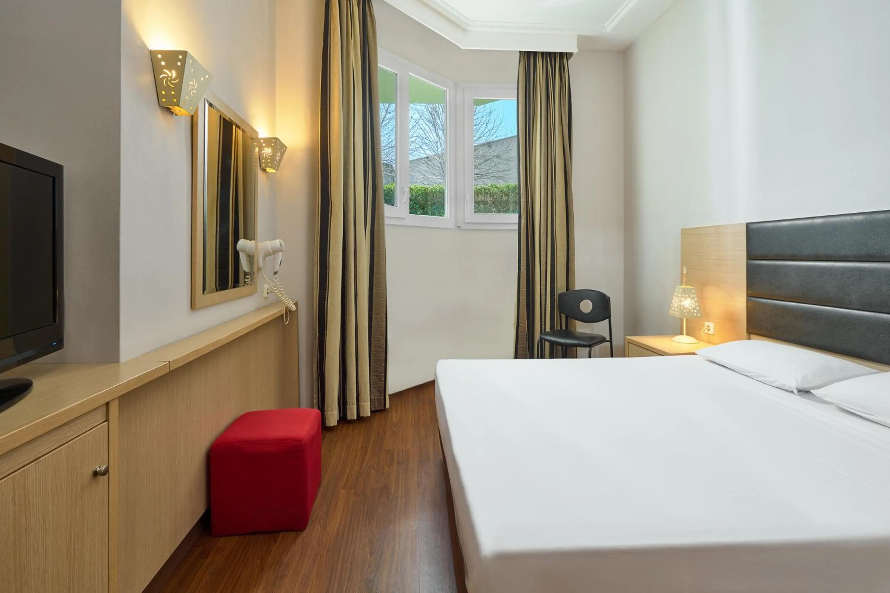 Bedroom, Bed in Iris Hotel