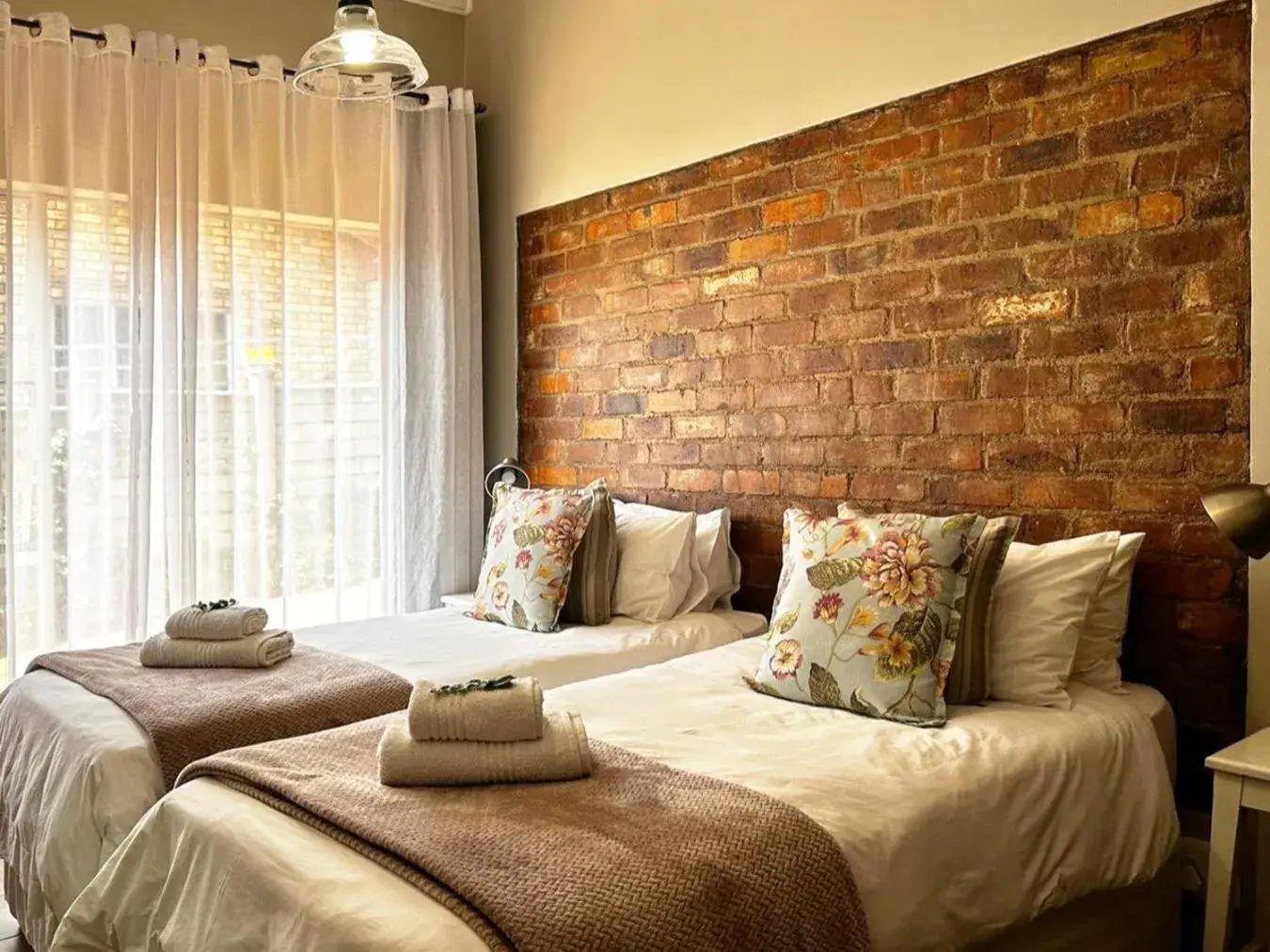 Deluxe Twin Room in 59 On True North Guest Rooms Deluxe Twin Room in 59 On True North Guest Rooms