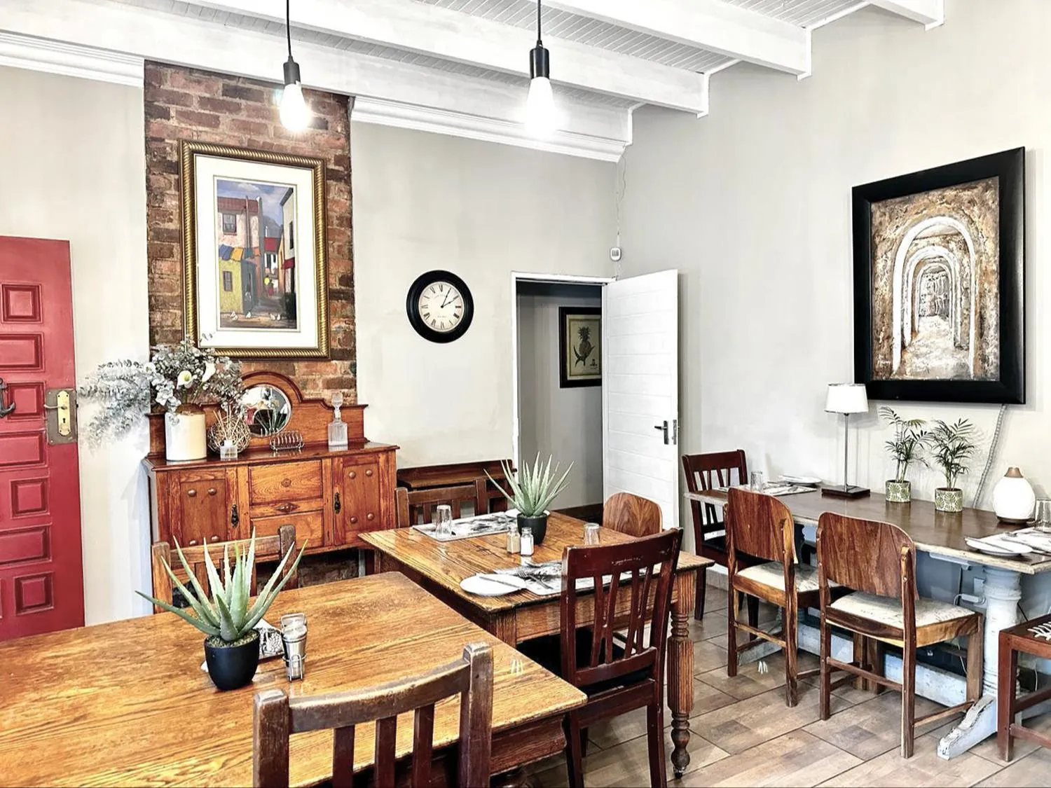 Dining area in 59 On True North Guest Rooms