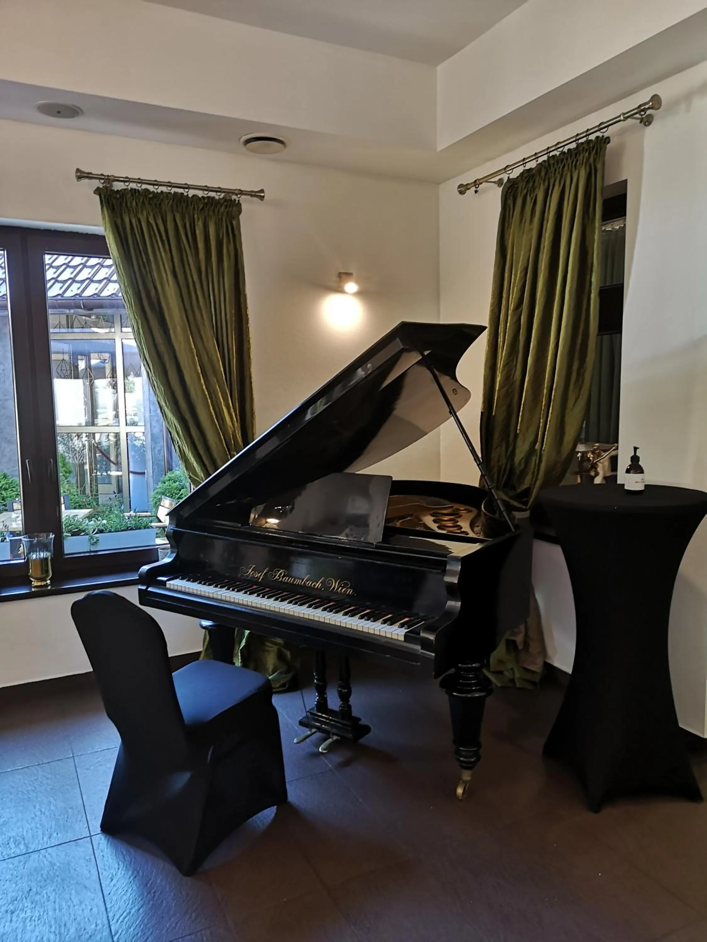 Restaurant/places to eat in Hotel Constancja