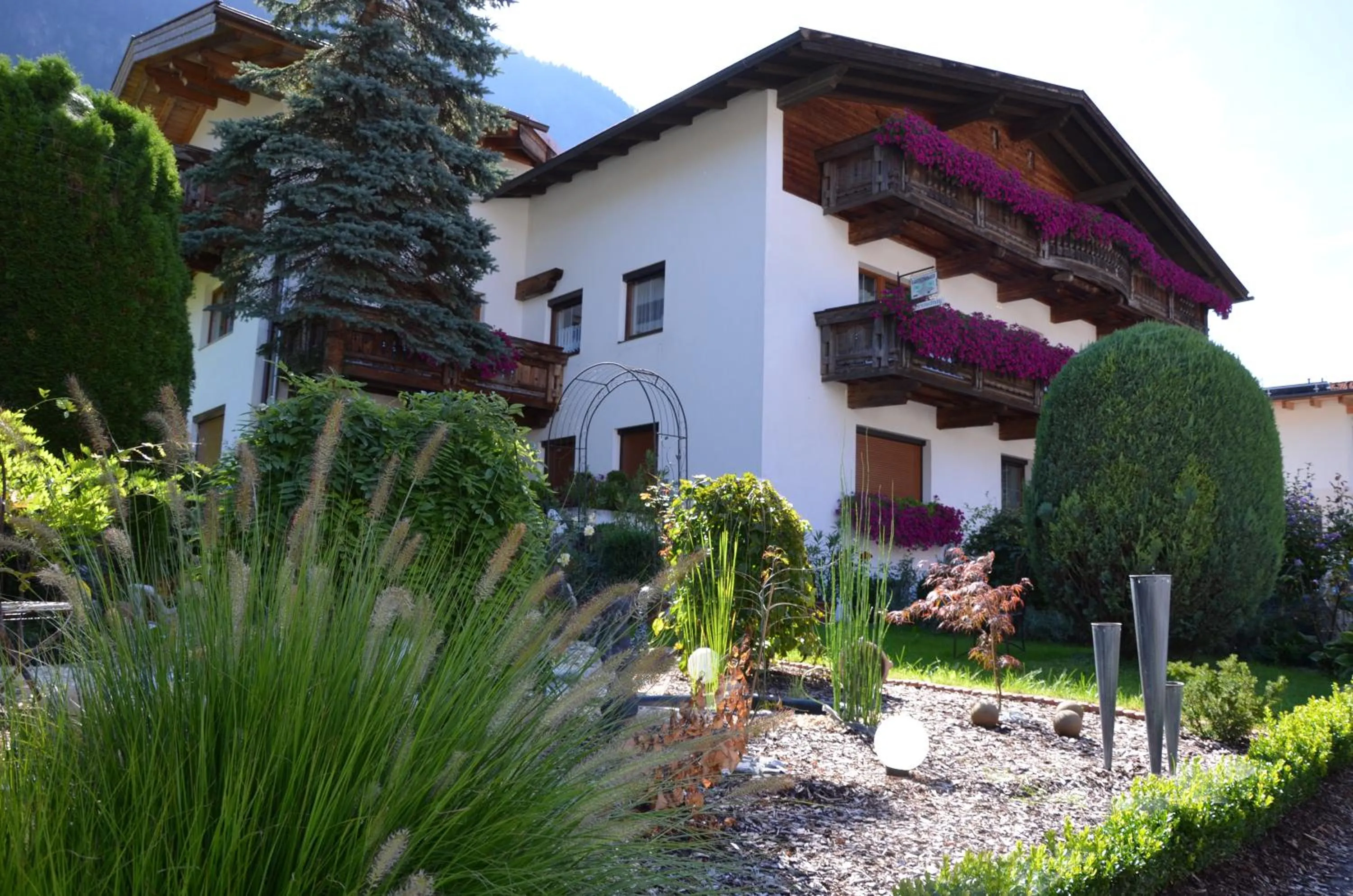 Garden view in Appartements Gästehaus Schrott