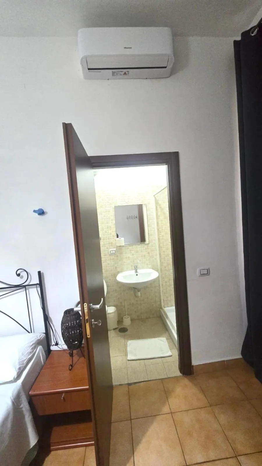 Bed in Meltin' Rome Guest House