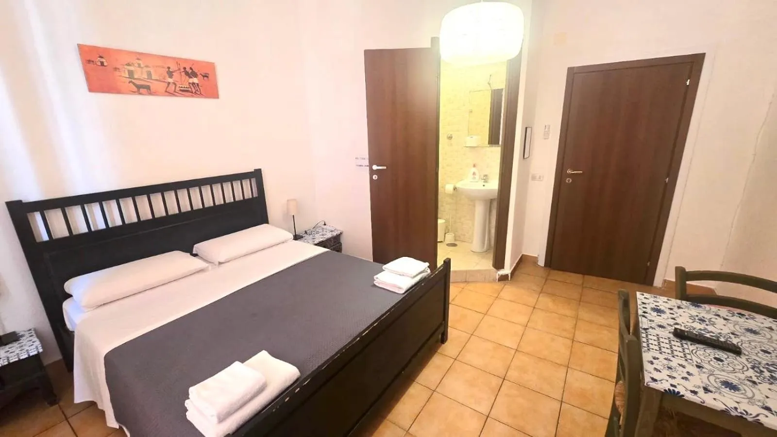 Bed in Meltin' Rome Guest House