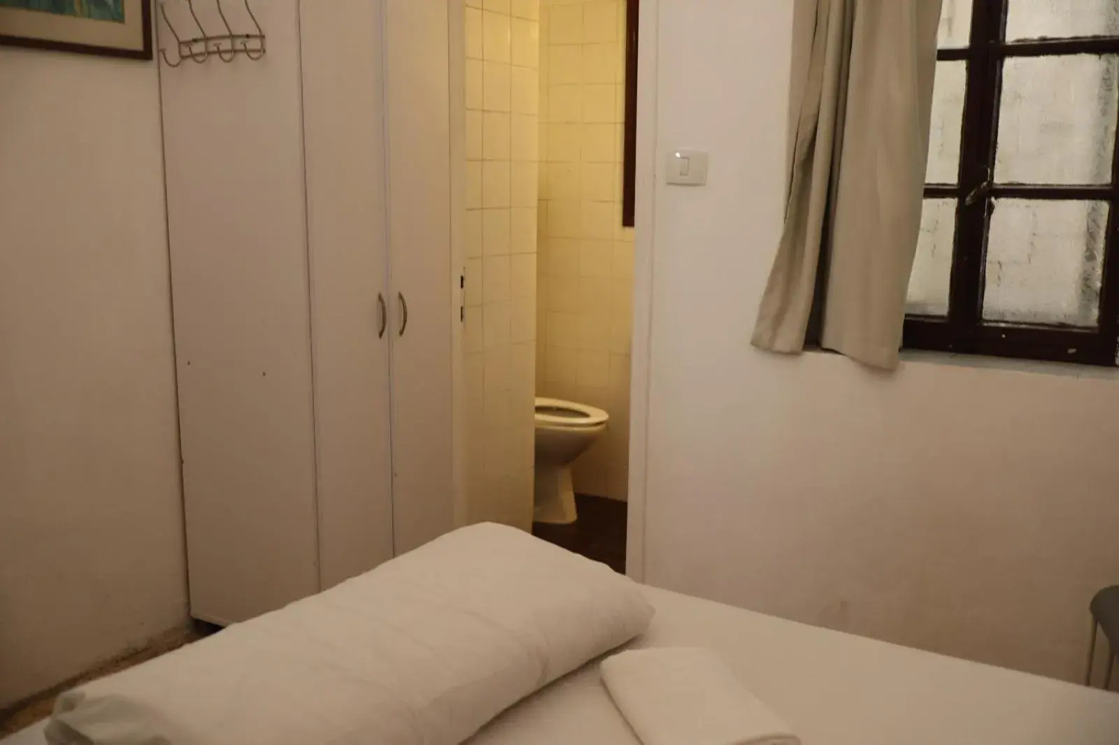 Budget Double Room in Ron Hotel Budget Double Room in Ron Hotel