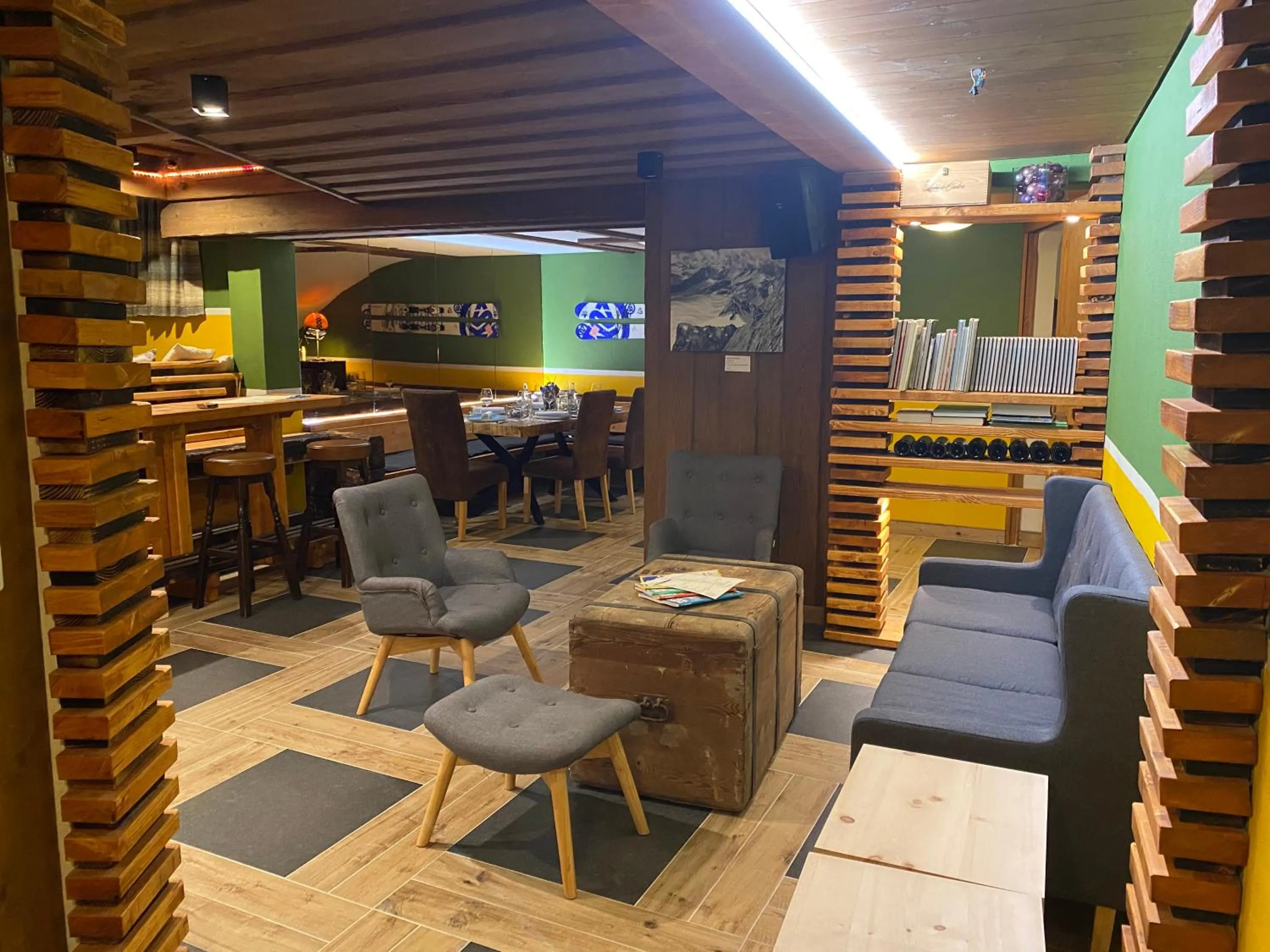 Lounge or bar in Mountain Lodge Sedrun