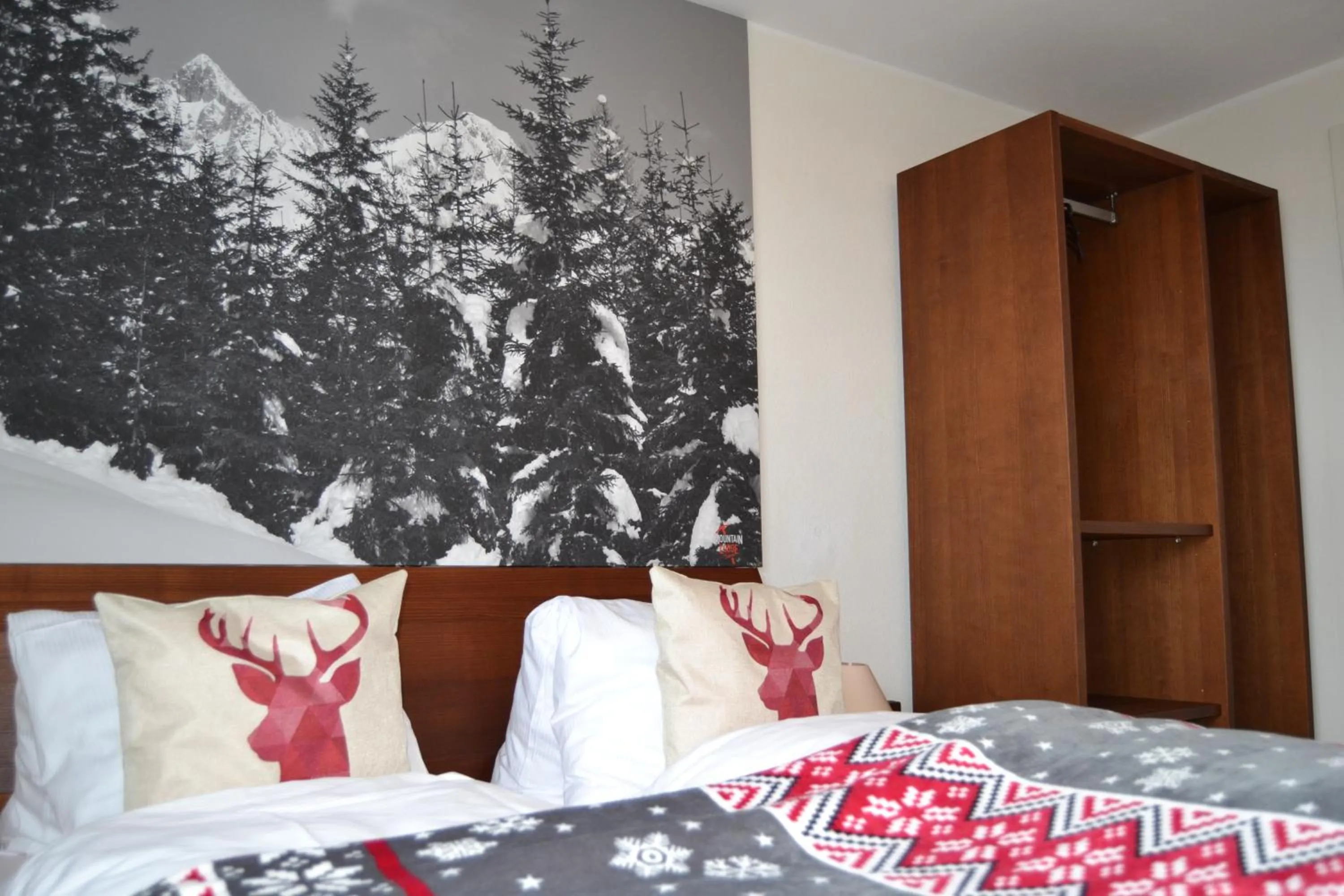 Bedroom, Bed in Mountain Lodge Sedrun