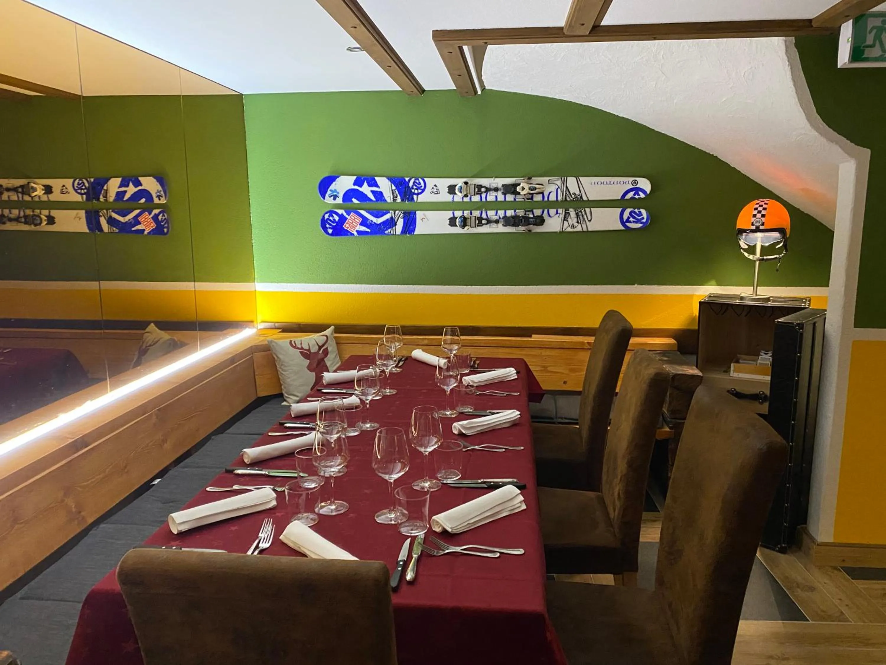 Lounge or bar in Mountain Lodge Sedrun