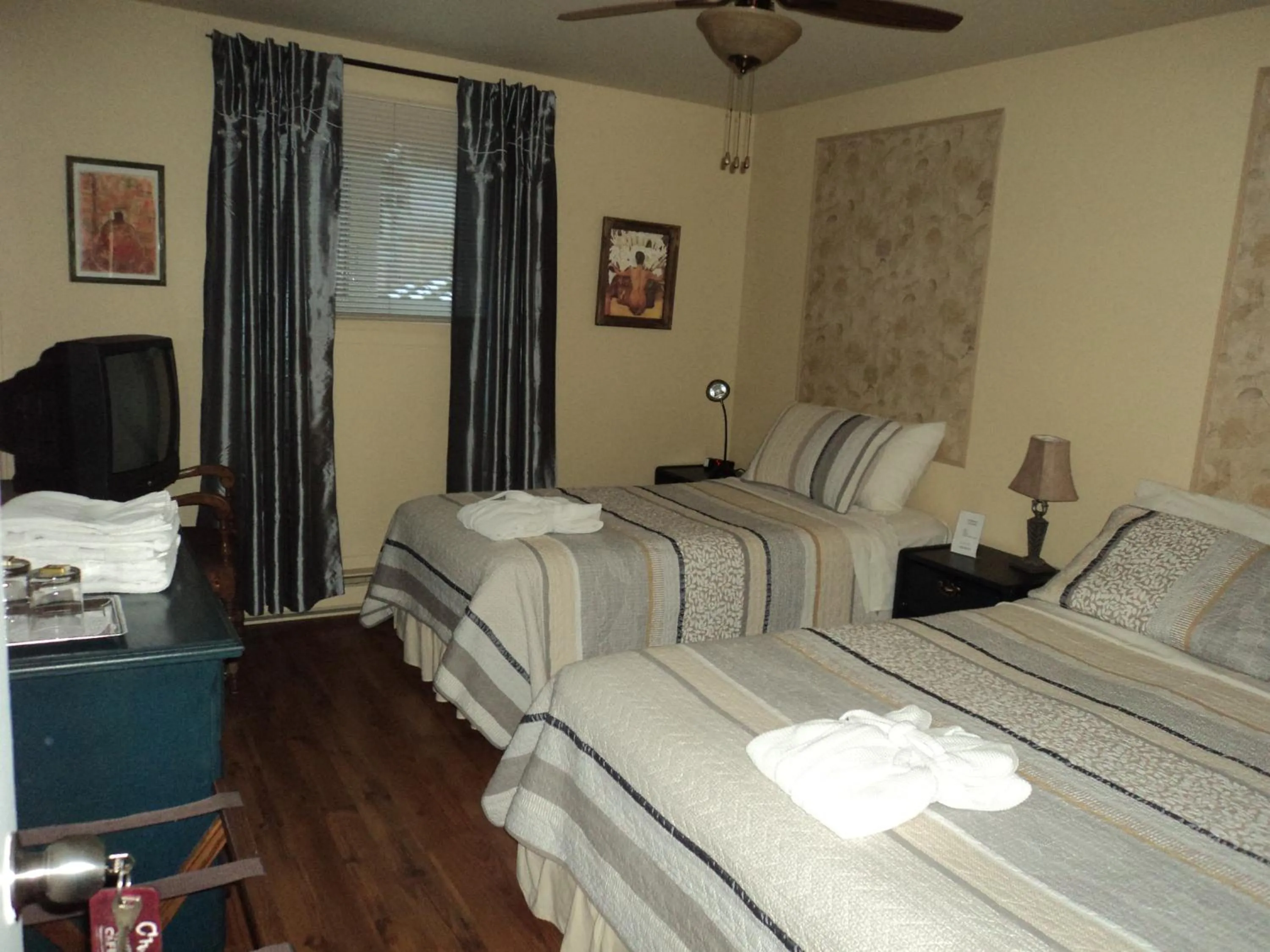 Bedroom, Bed in Gite Chute Couette Cafe