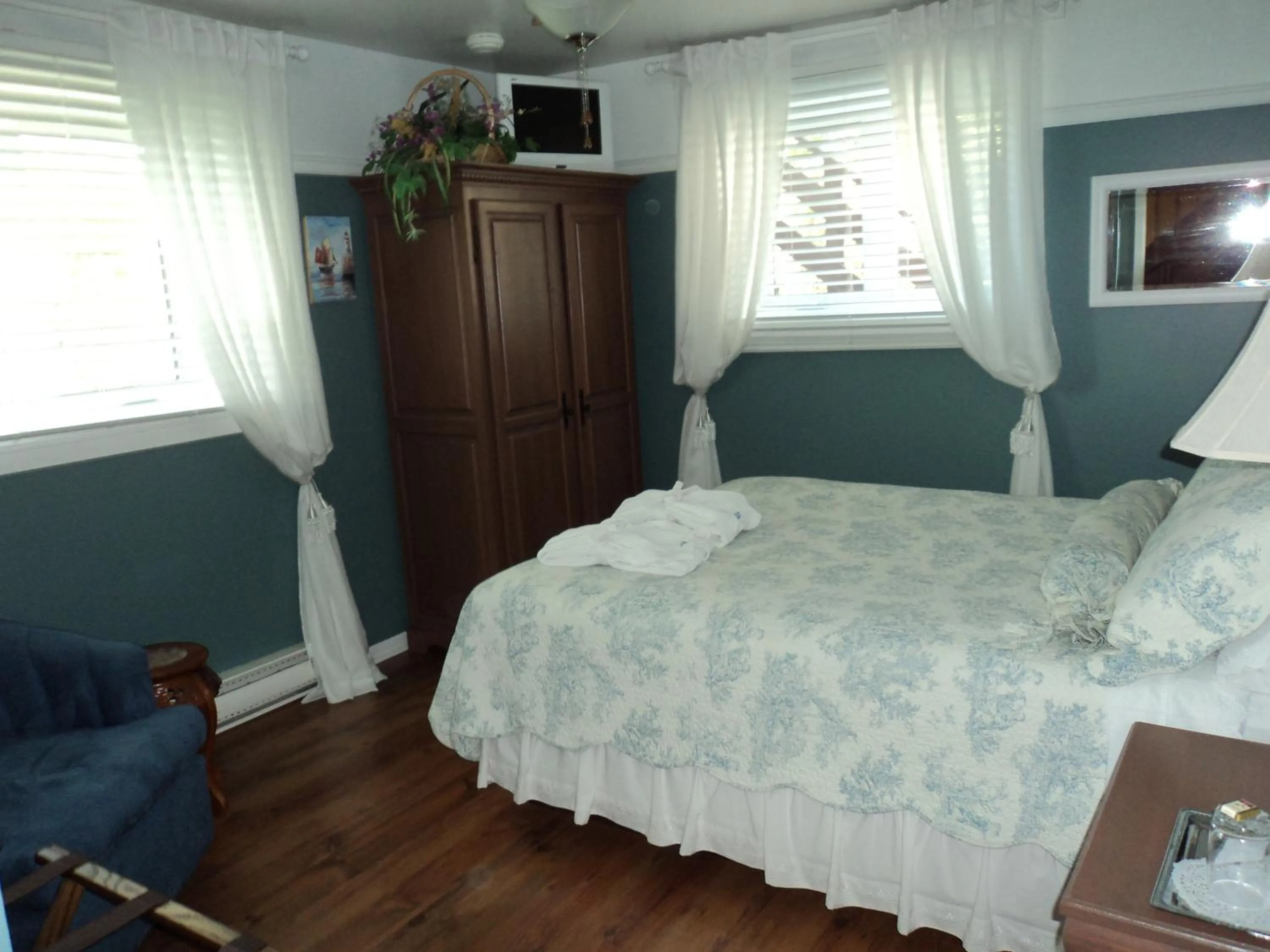 Bedroom, Bed in Gite Chute Couette Cafe