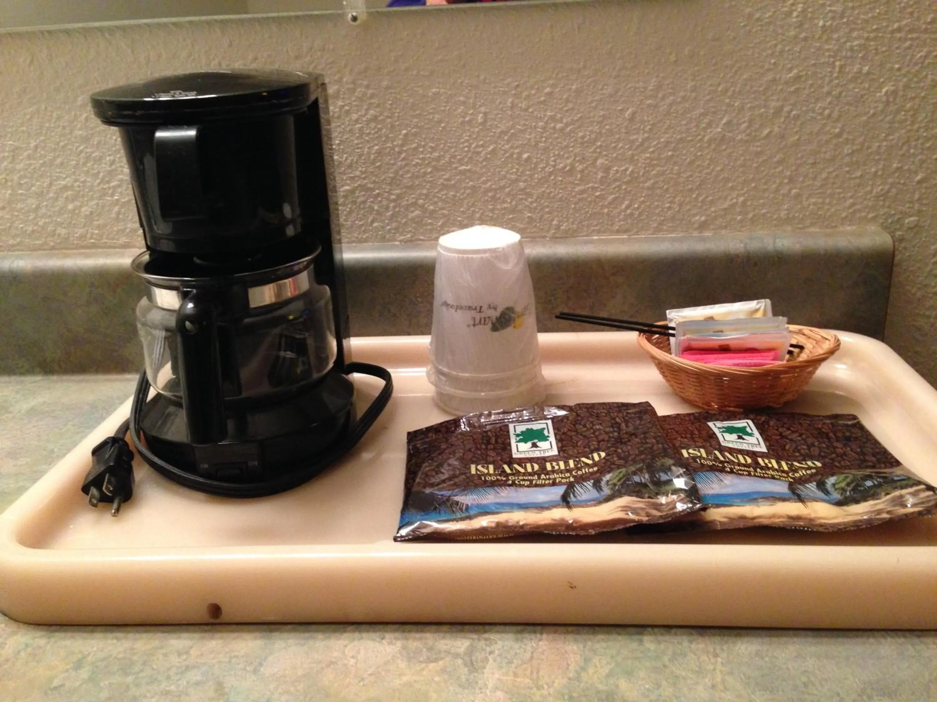 Coffee/tea facilities in Redwood Inn