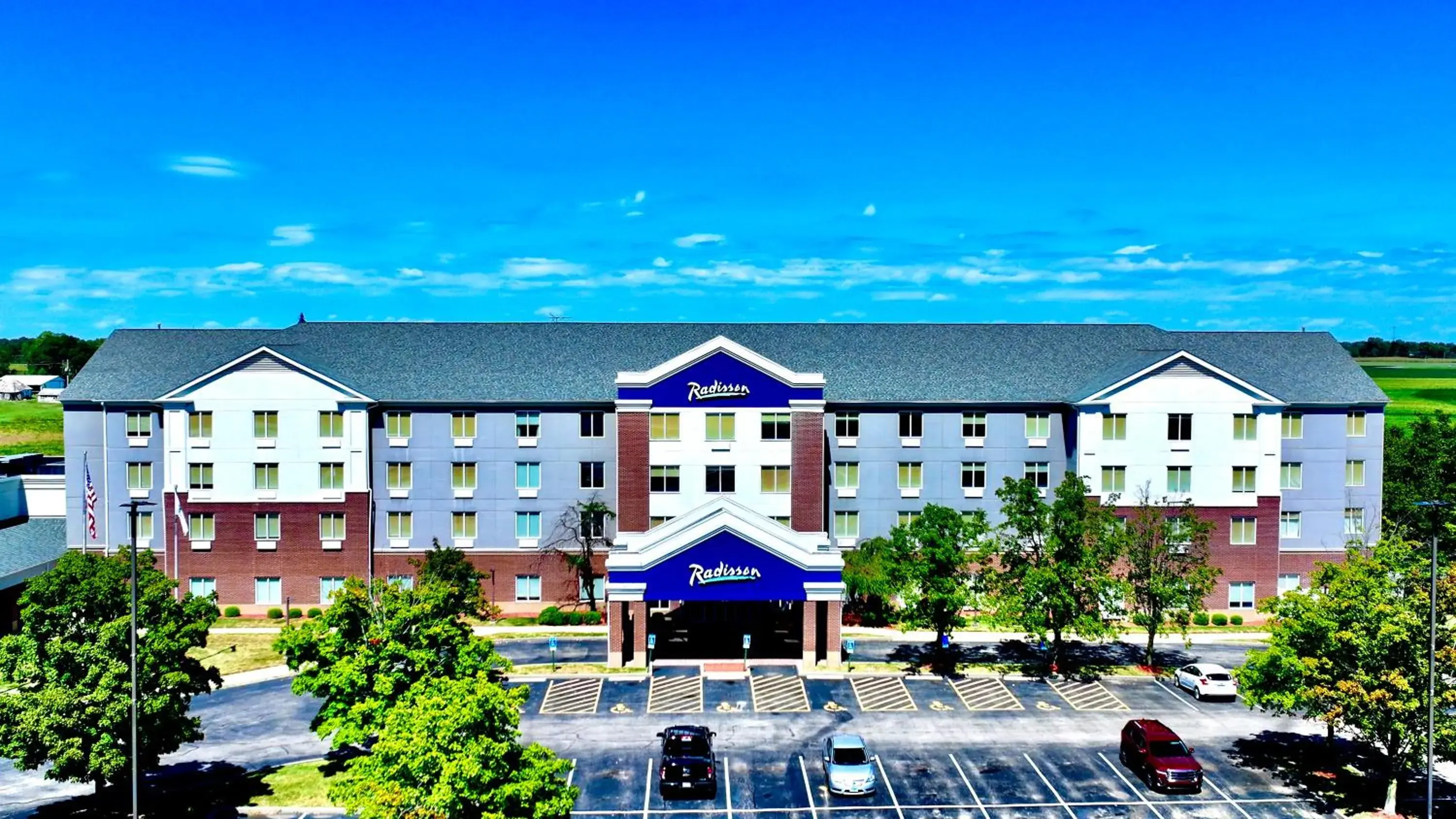 Property building in Radisson Hotel Fairview Heights - St Louis Property building in Radisson Hotel Fairview Heights - St Louis