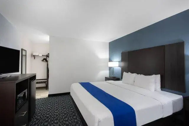 King Room - Mobility Access/Non-Smoking in Clarion Pointe King Room - Mobility Access/Non-Smoking in Clarion Pointe