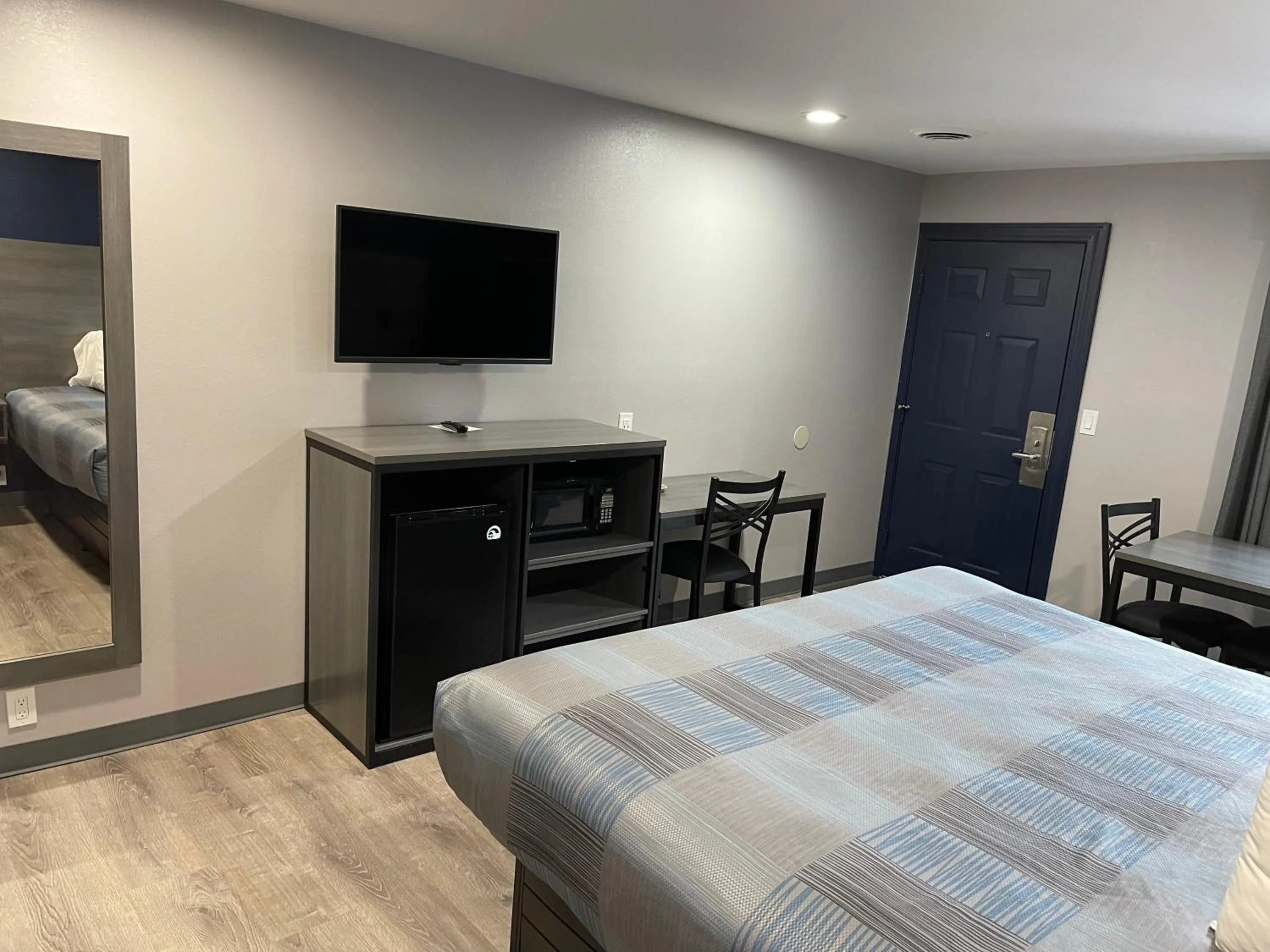 TV and multimedia, Bed in Golden Hill Inn-Danbury